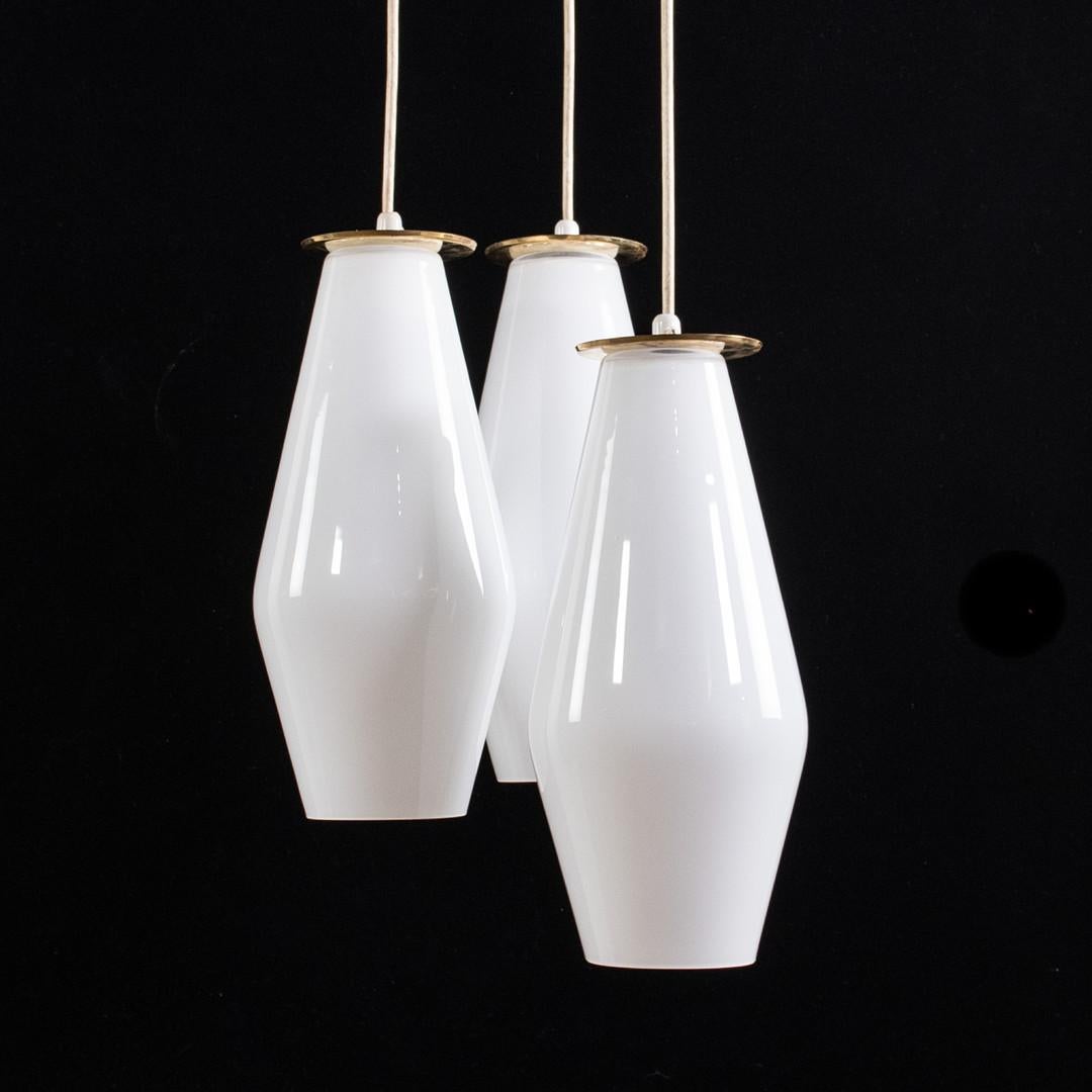 Scandinave moderne Lampe à suspension en verre opalin Paavo Tynell  en vente