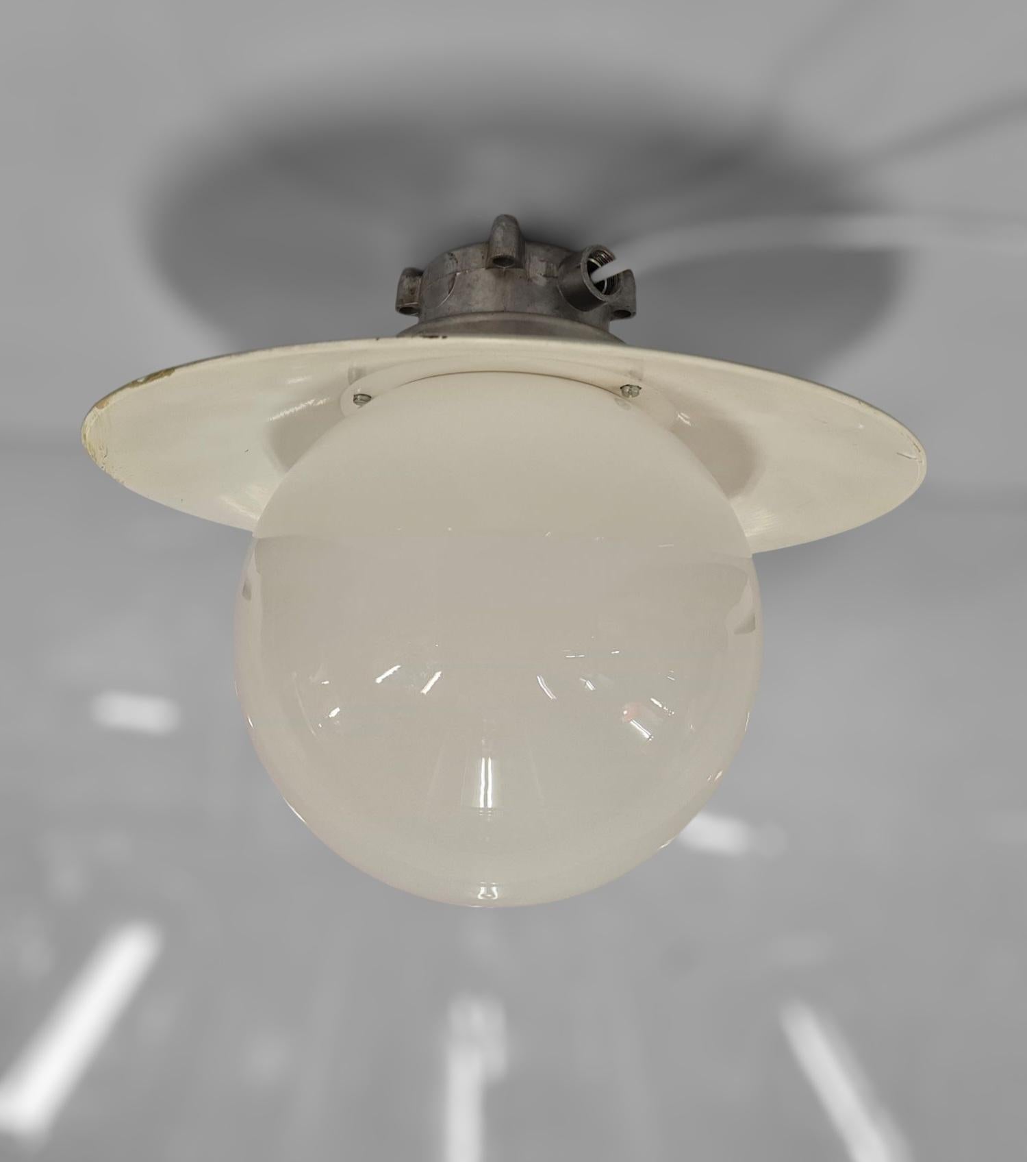 Paavo Tynell Outdoor / Indoor Industrial lamp Model H9-100, Idman 1960s In Good Condition For Sale In Helsinki, FI