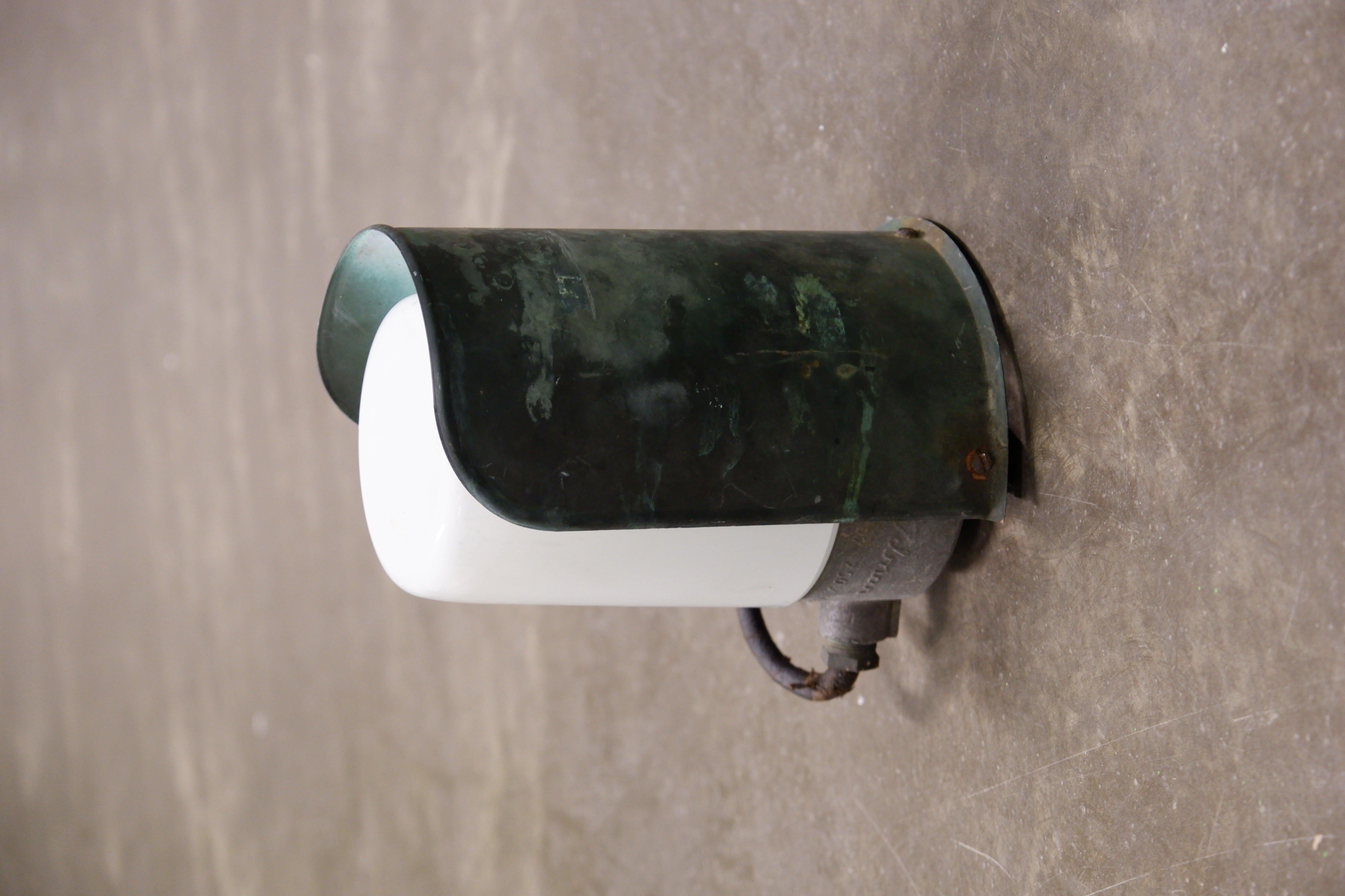 Très forte lampe murale en cuivre patiné conçue par Paavo Tynell et éditée par Idman dans les années 50. L'applique murale a été conçue à l'origine pour être utilisée à l'extérieur mais peut aussi facilement être utilisée à l'intérieur. La patine du