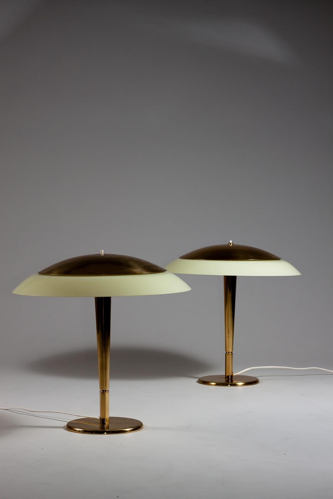 Presentamos un par de impresionantes lámparas de escritorio de latón de Paavo Tynell, fabricadas por Taito Oy en las décadas de 1940 y 1950. Estas lámparas vintage tienen un diseño atemporal que sigue pareciendo tan elegante y moderno hoy como hace