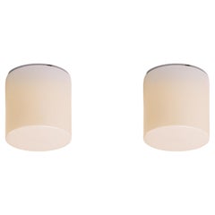 Paavo Tynell Pareja de lámparas de techo "80112-25" de cristal opalino blanco, años 50 Paavo Tynell Pareja de lámparas de techo "80112-25" de cristal opalino blanco, años 50