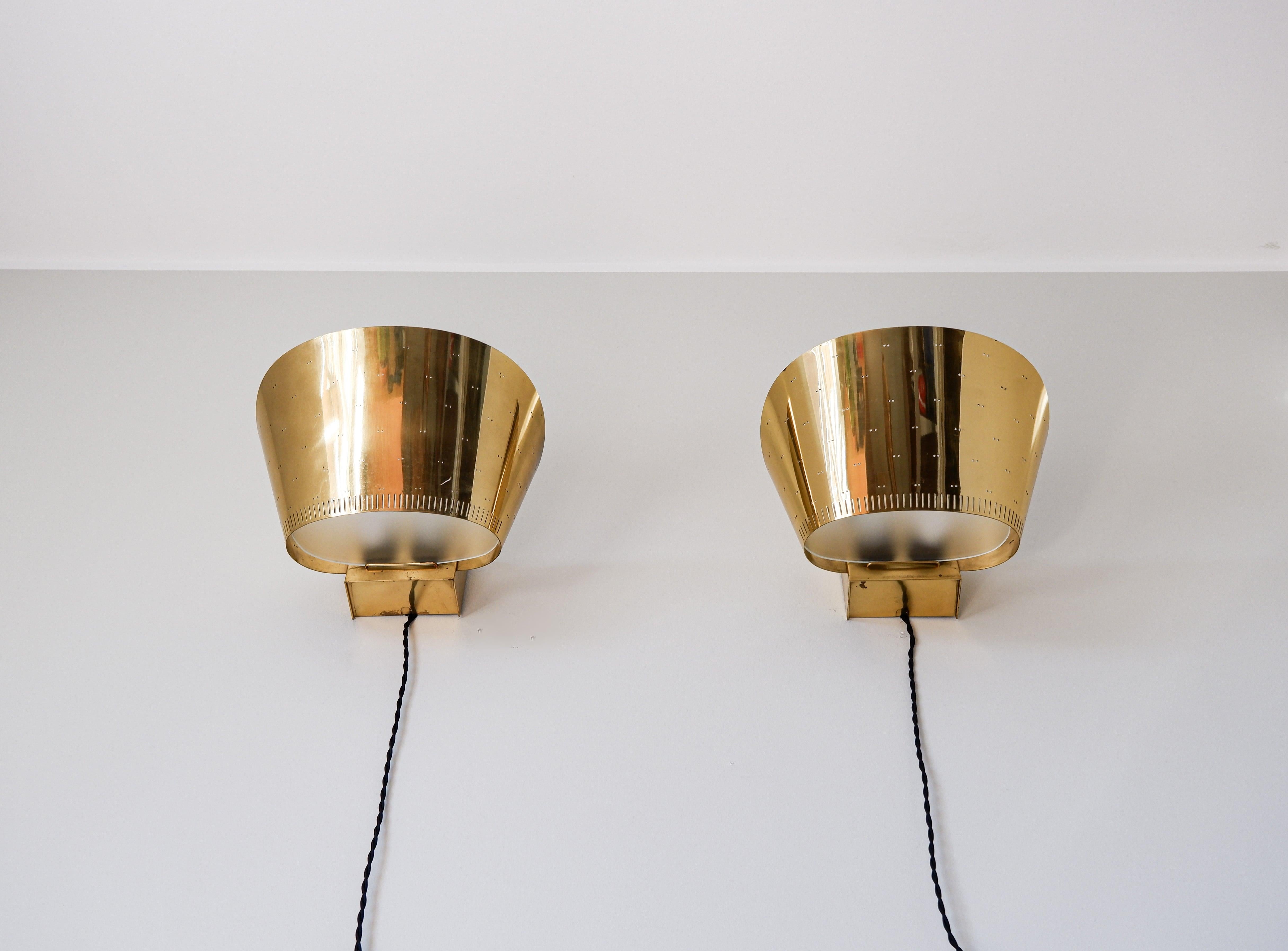 Paavo Tynell, Pair of brass wall lamps model 9466 circa 1950.  For Sale 3