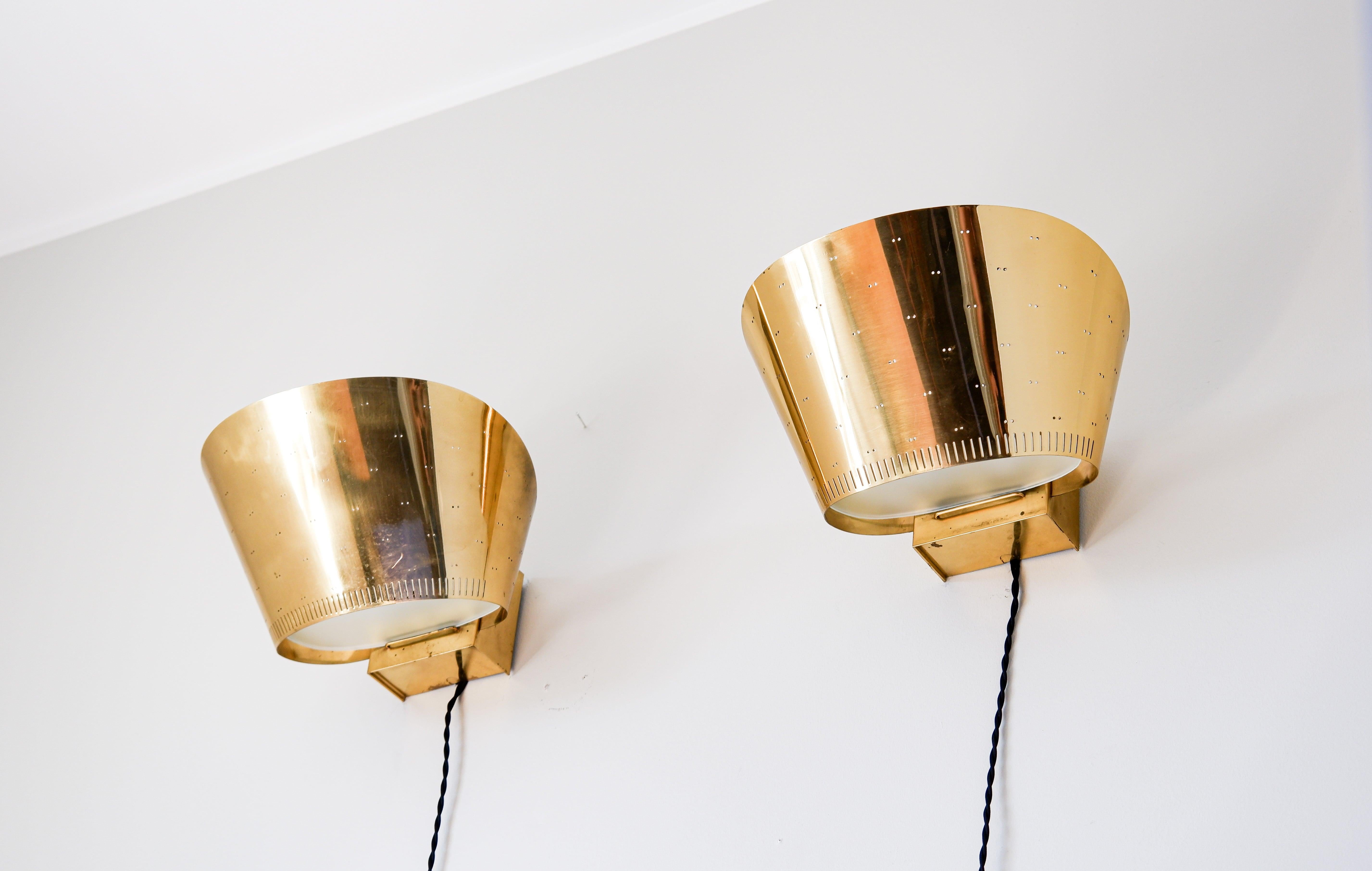 Paavo Tynell, Pair of brass wall lamps model 9466 circa 1950.  For Sale 4