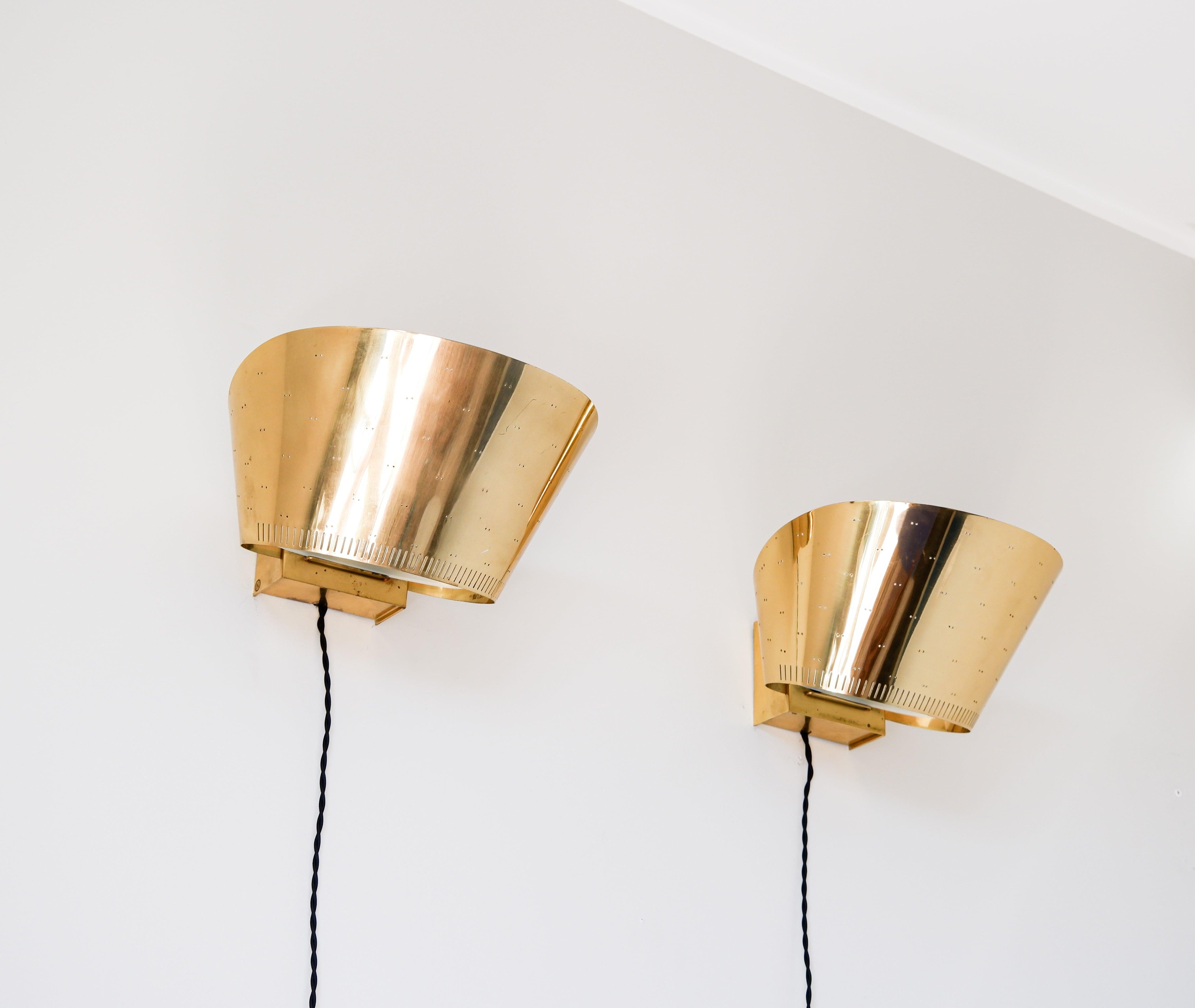 Paavo Tynell, Pair of brass wall lamps model 9466 circa 1950.  For Sale 5
