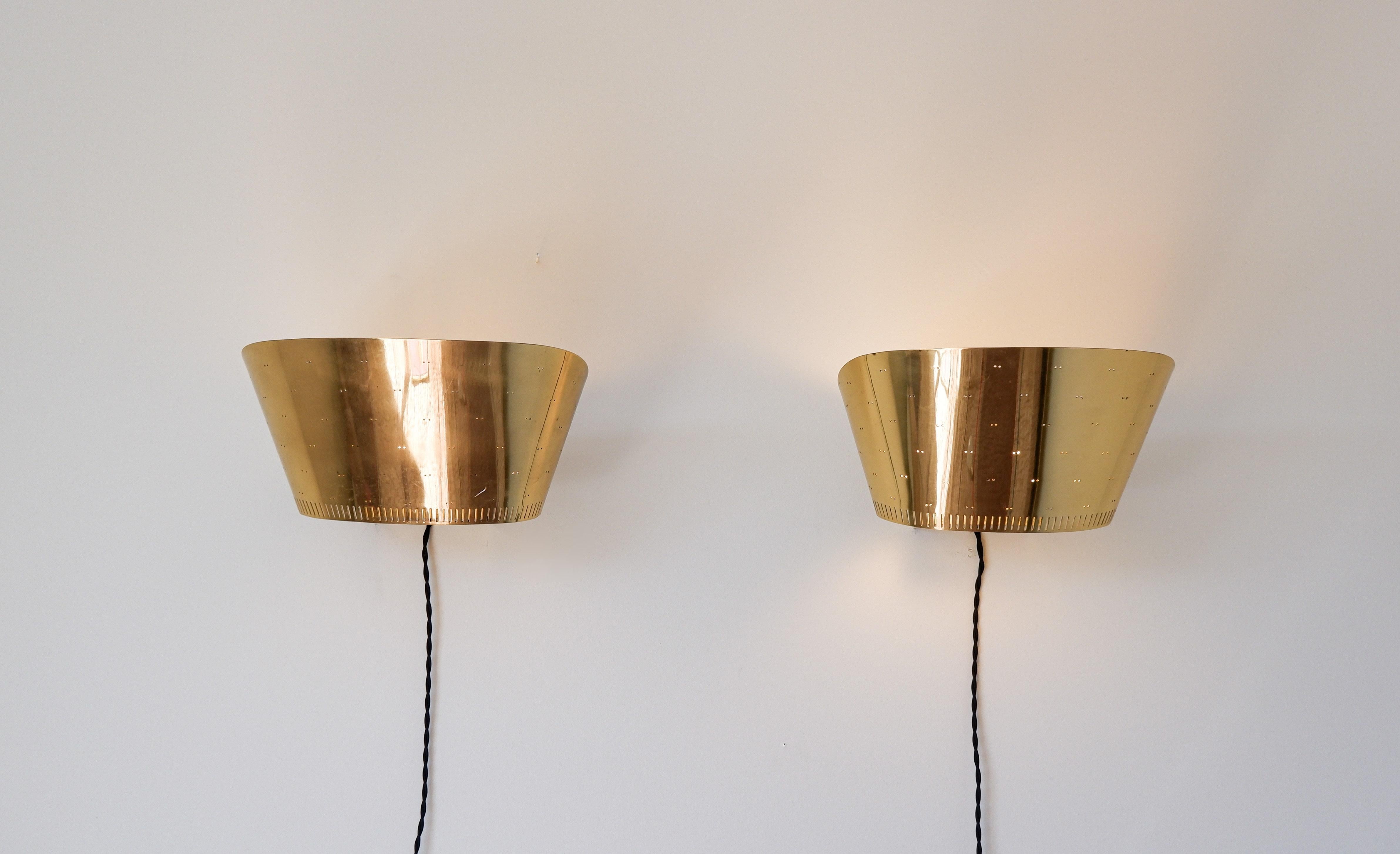 Paavo Tynell, Pair of brass wall lamps model 9466 circa 1950.  For Sale 6