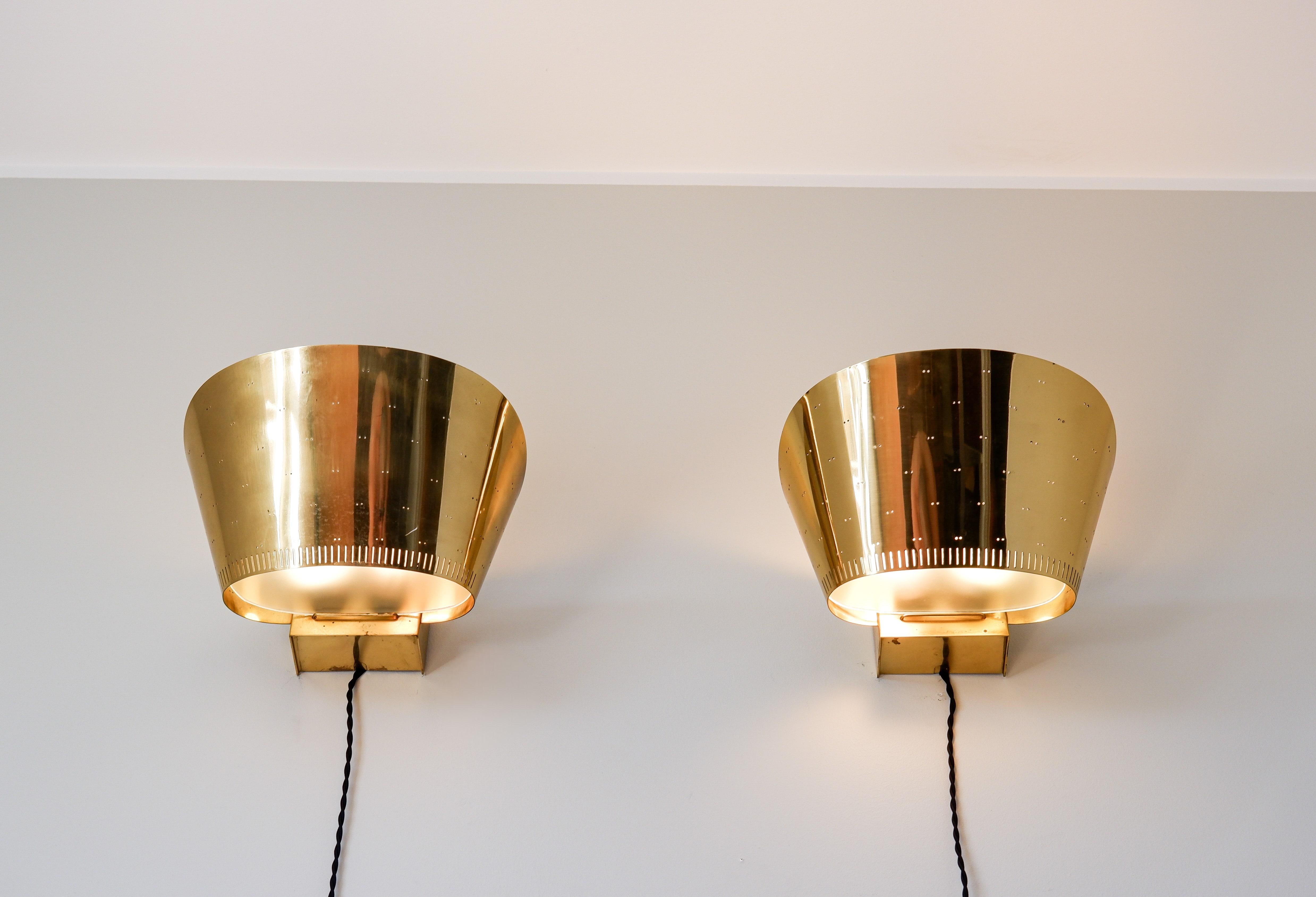 Paavo Tynell, Pair of brass wall lamps model 9466 circa 1950.  For Sale 7