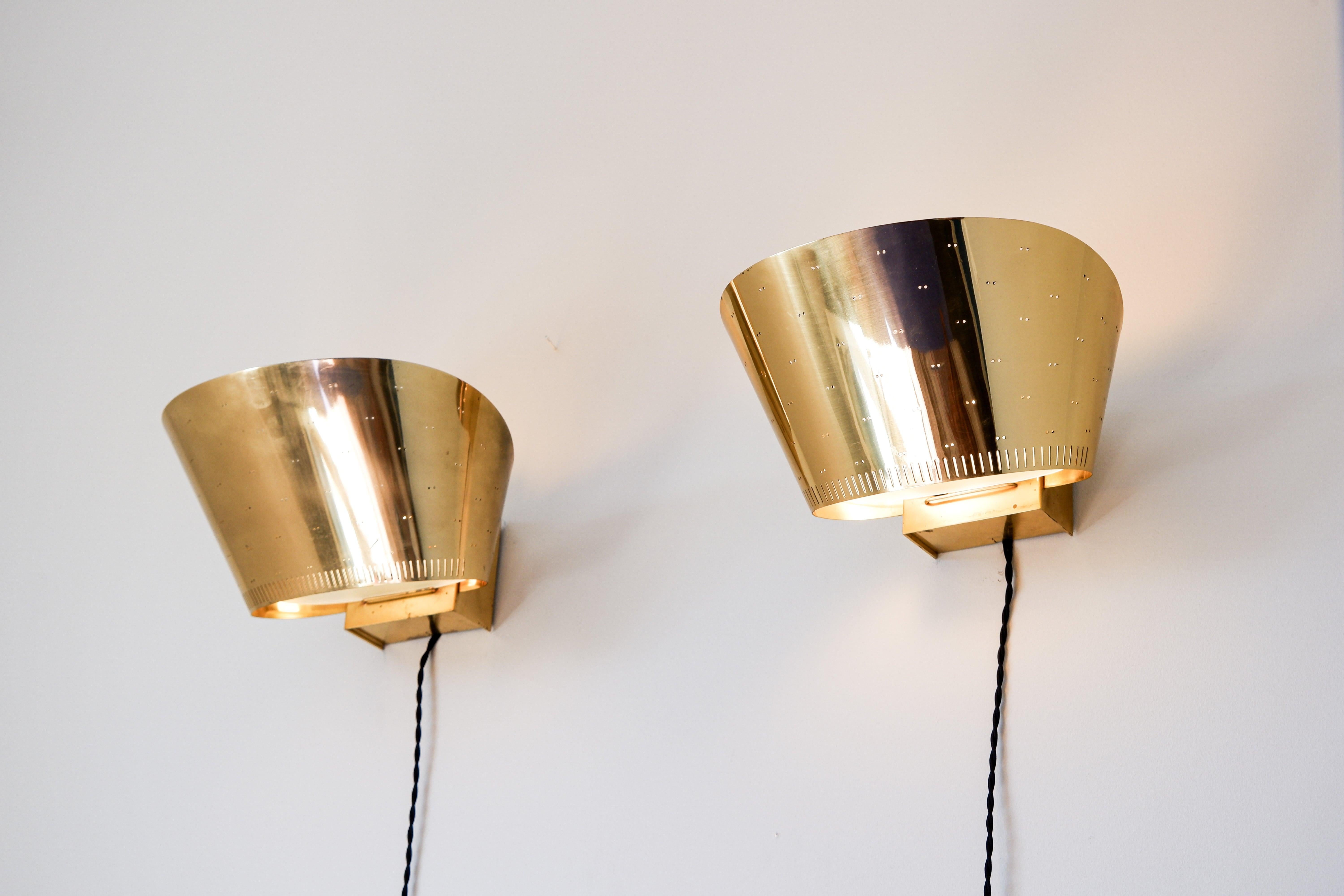 Paavo Tynell, Pair of brass wall lamps model 9466 circa 1950.  For Sale 8