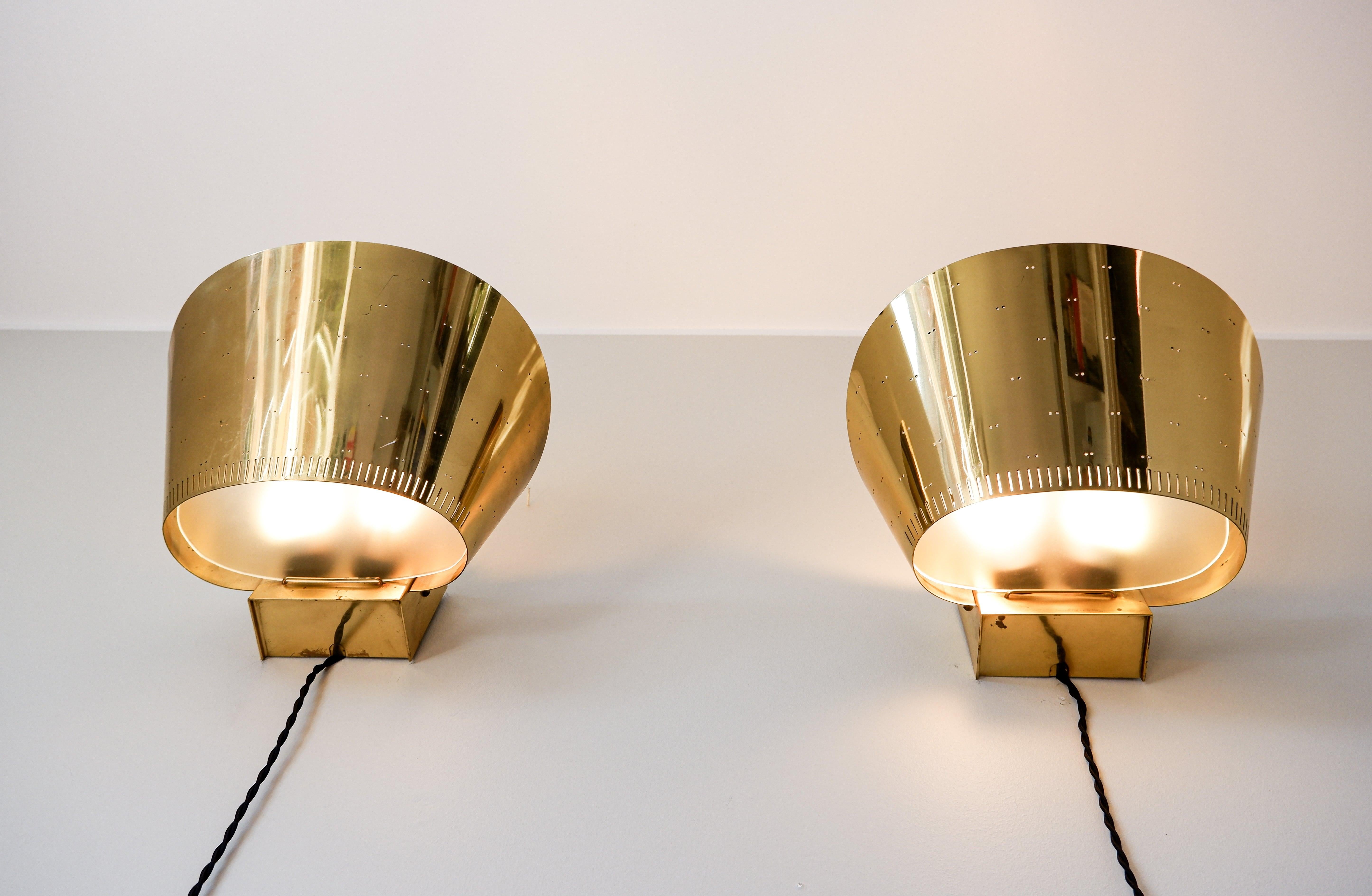 Paavo Tynell, Pair of brass wall lamps model 9466 circa 1950.  For Sale 9