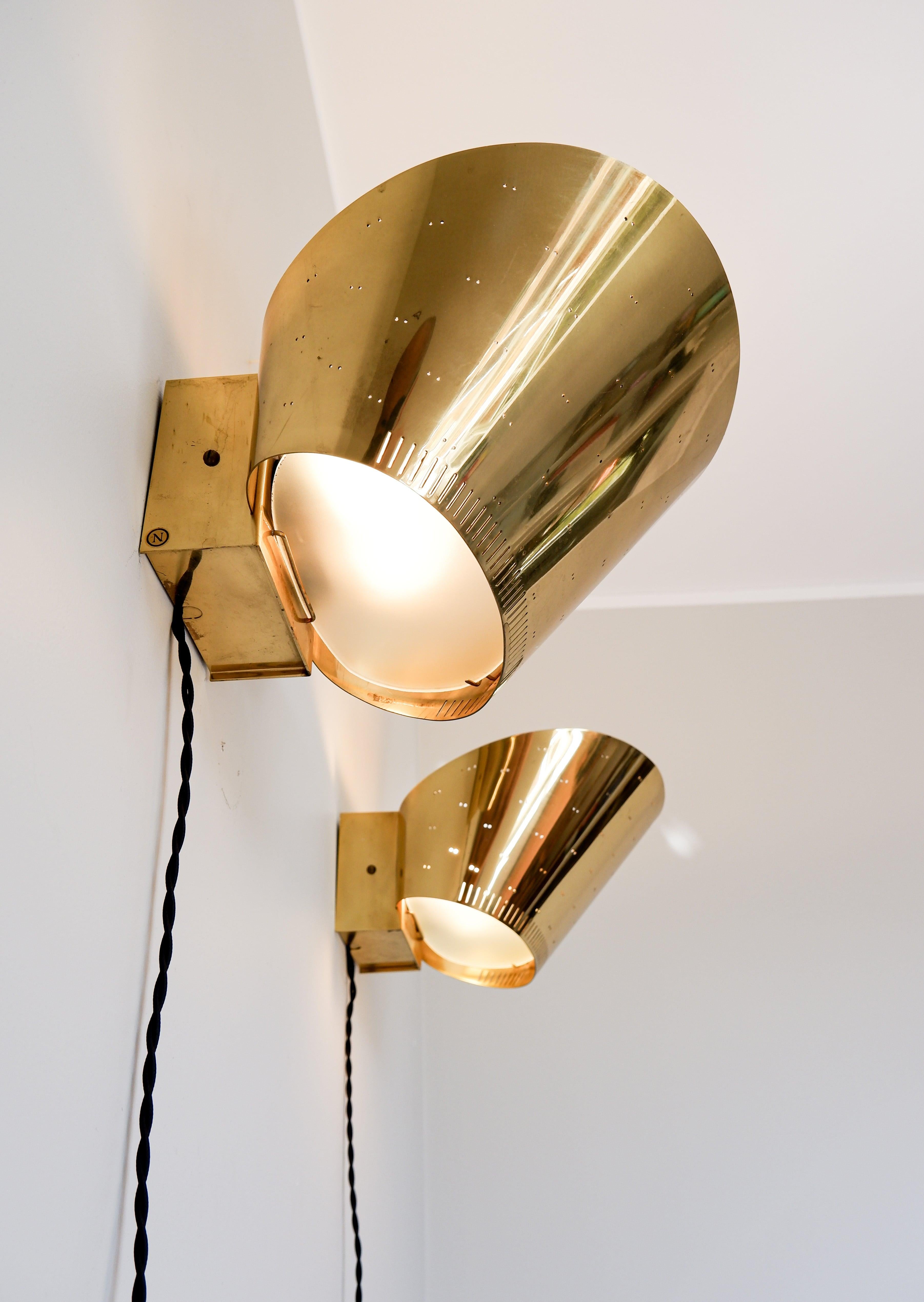 Paavo Tynell, Pair of brass wall lamps model 9466 circa 1950.  For Sale 10