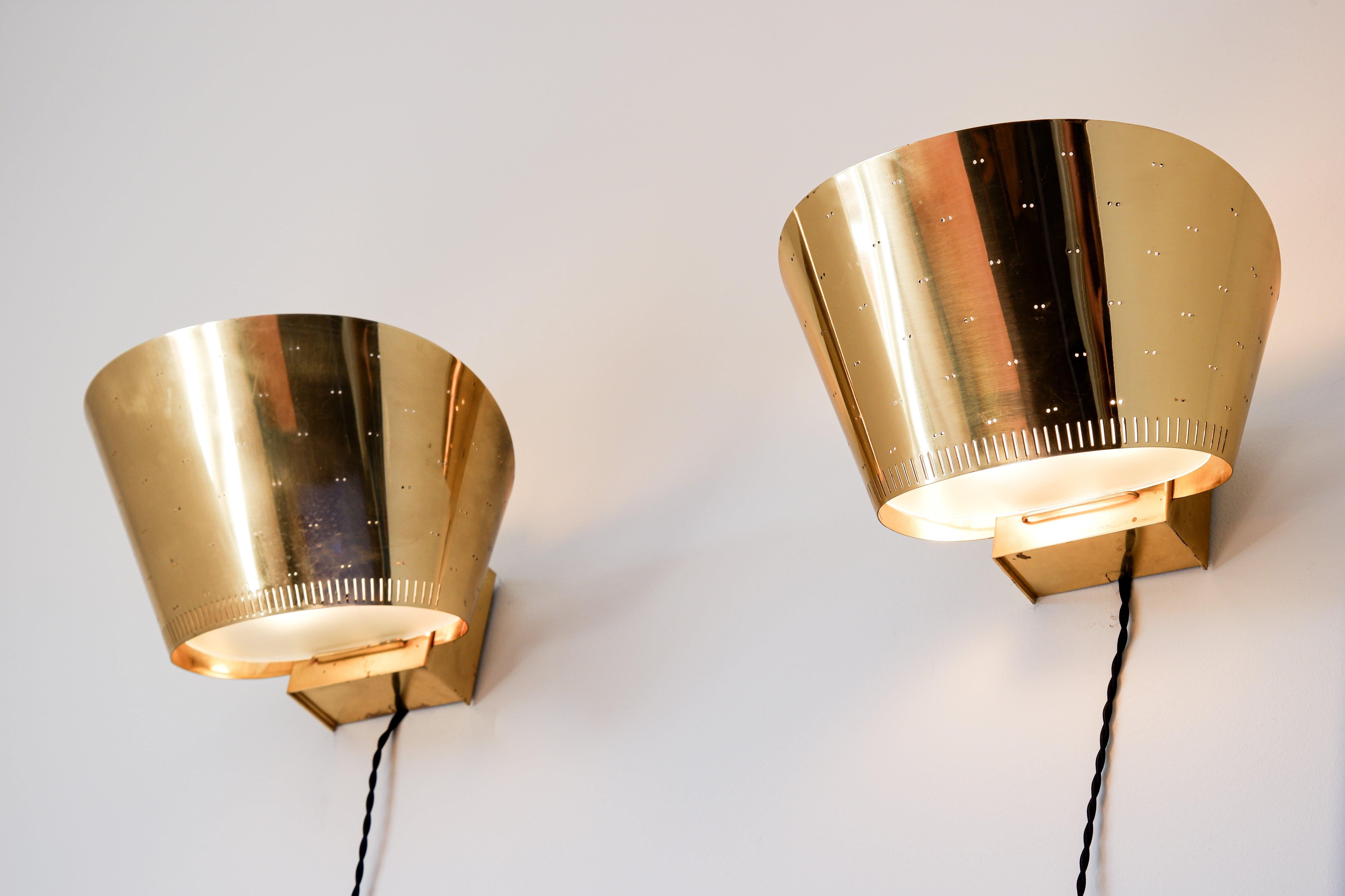 One of the most impressive Paavo Tynell wall lamps model, designed by Paavo Tynell and produced by Arnold Wiigs Fabrikker in Norway in 1950-tal on licence for Taito OY finland. The lamps are made in solid brass with two buble and a glass diffuseur.