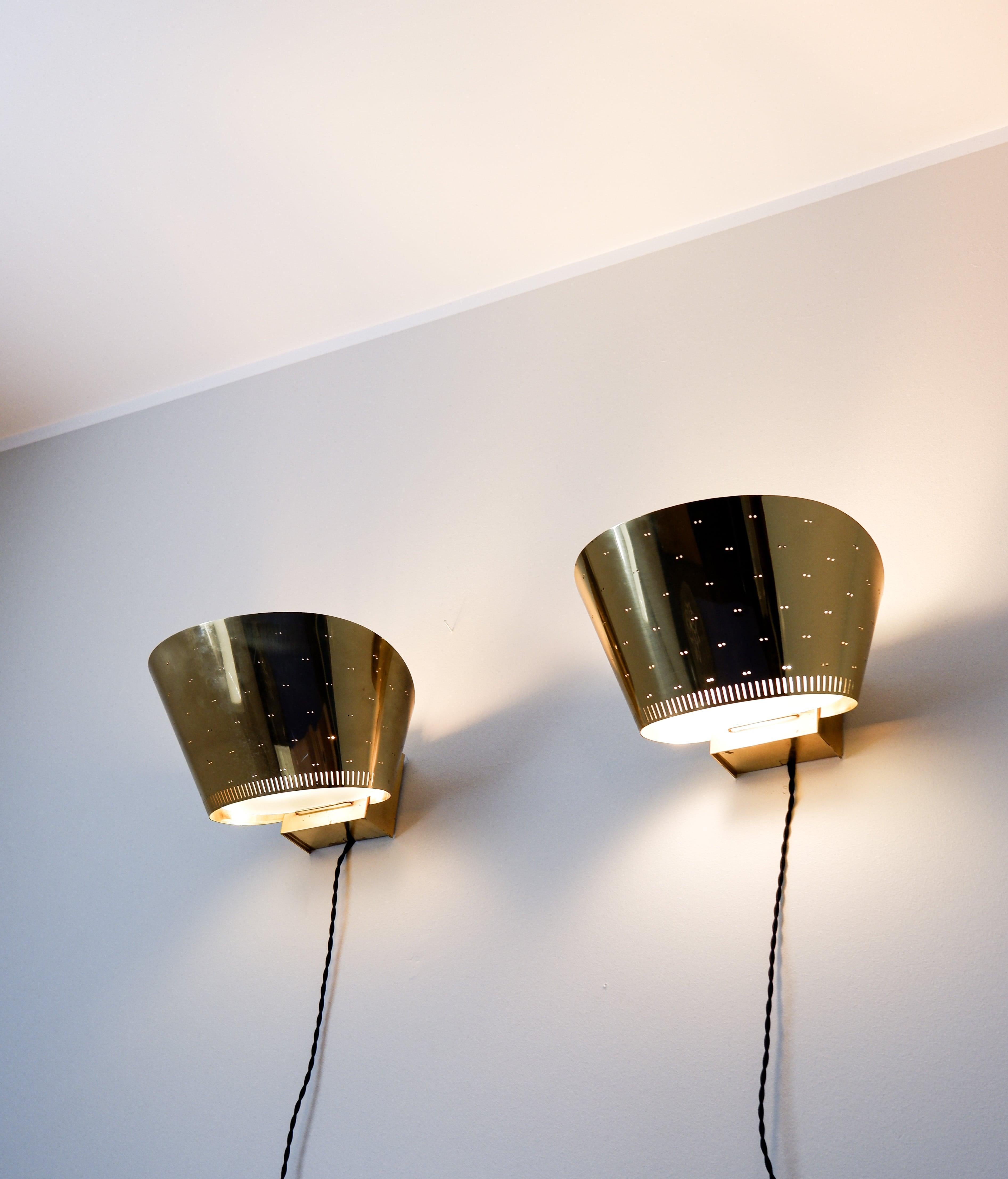 Paavo Tynell, Pair of brass wall lamps model 9466 circa 1950.  For Sale 1