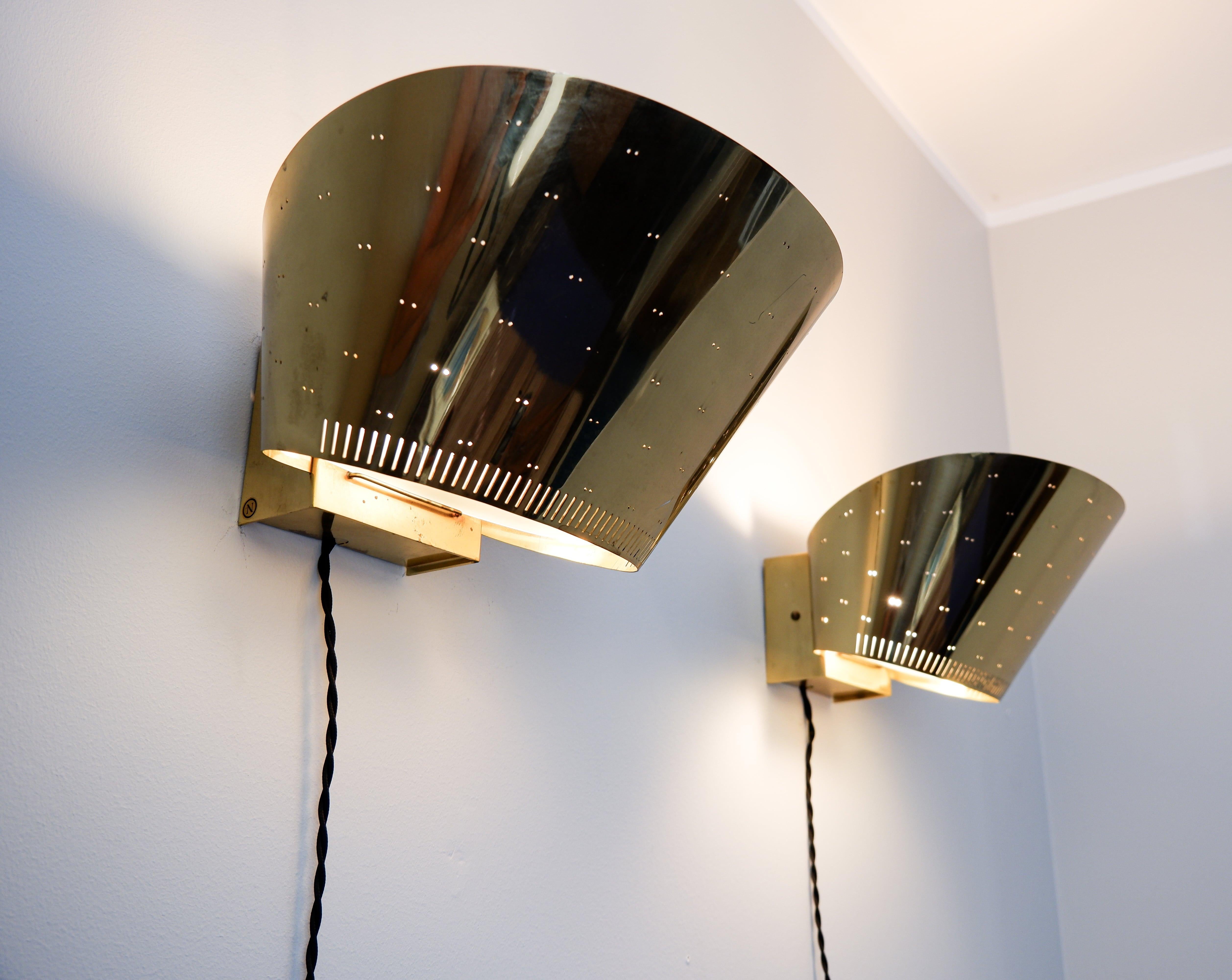 Paavo Tynell, Pair of brass wall lamps model 9466 circa 1950.  For Sale 2