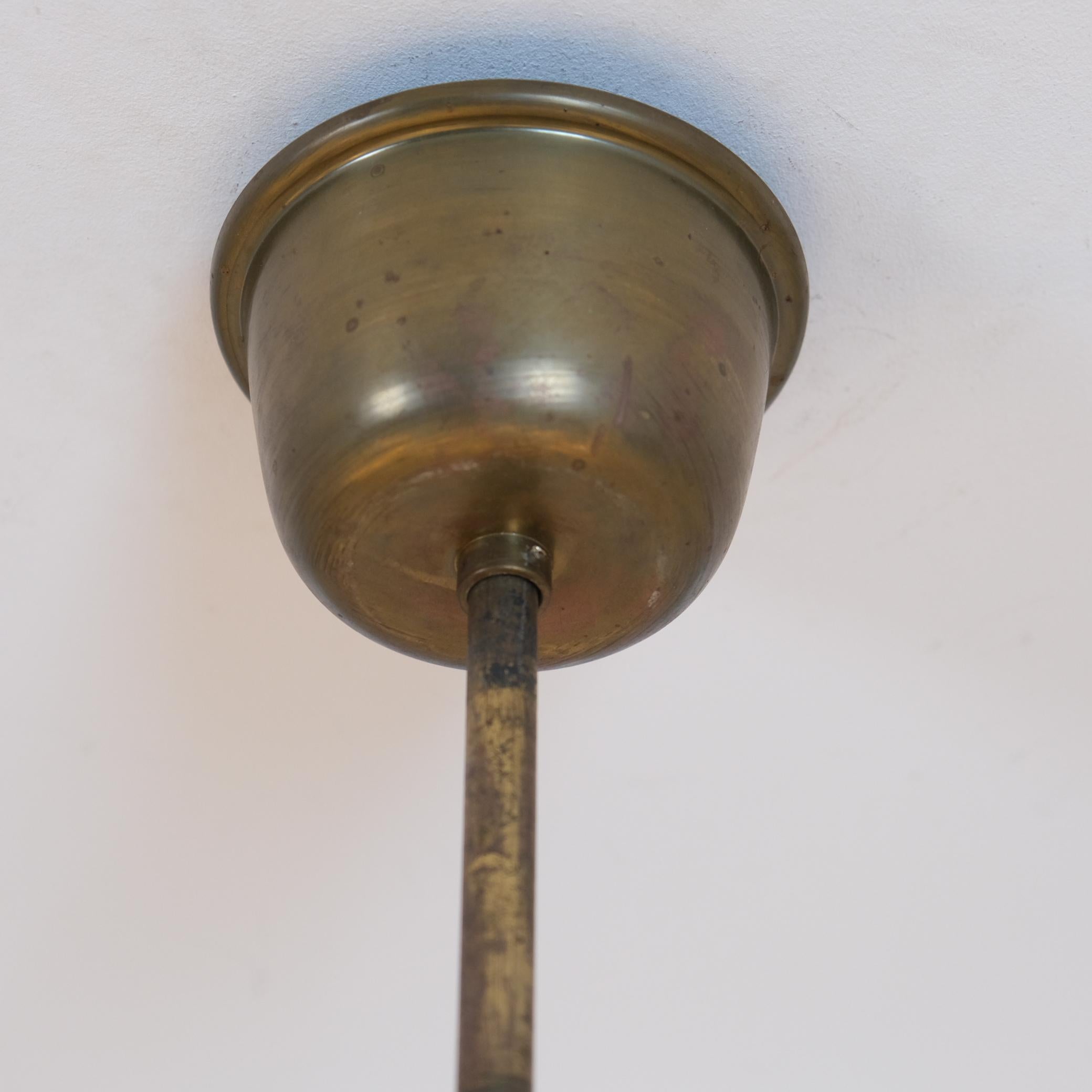 Paavo Tynell Coppia di lampadari su commissione, ottone e vetro, Taito Oy 1950s in vendita 4