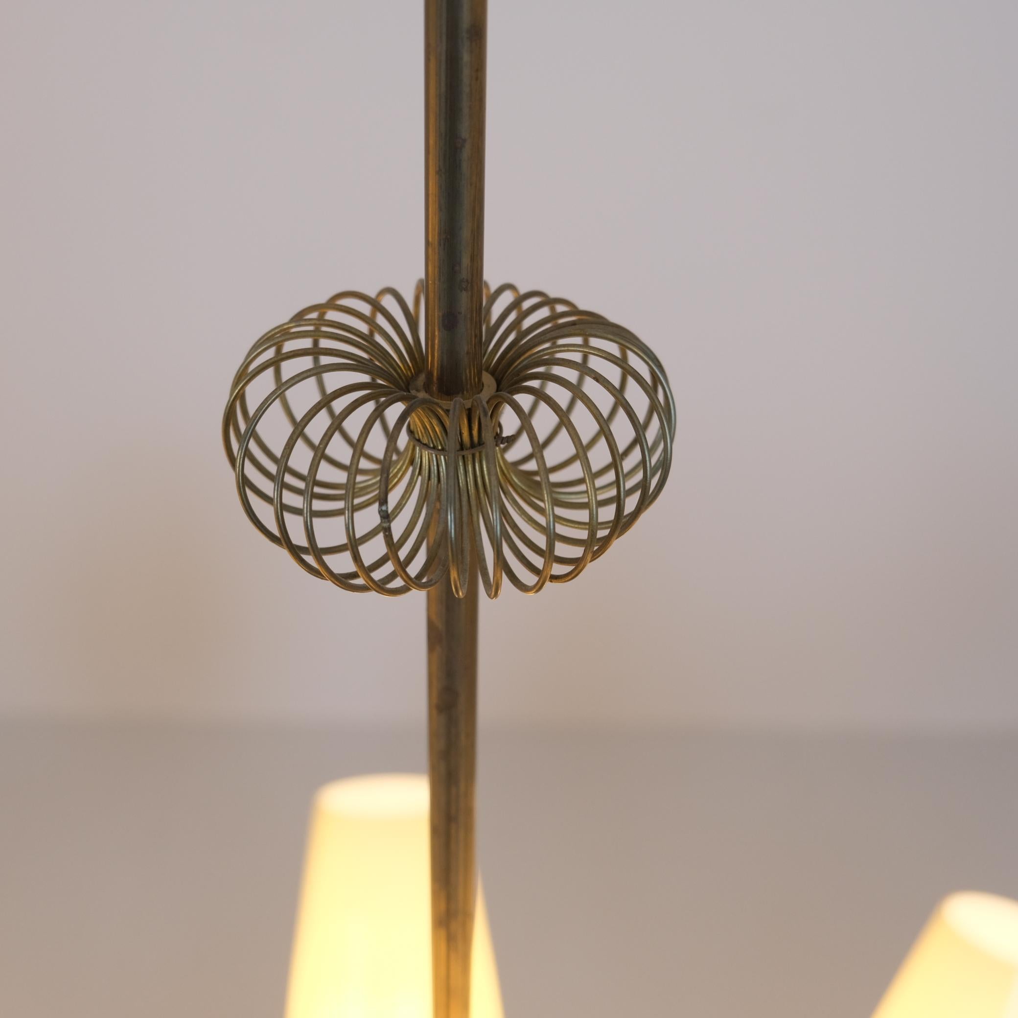 Paavo Tynell Coppia di lampadari su commissione, ottone e vetro, Taito Oy 1950s in vendita 5