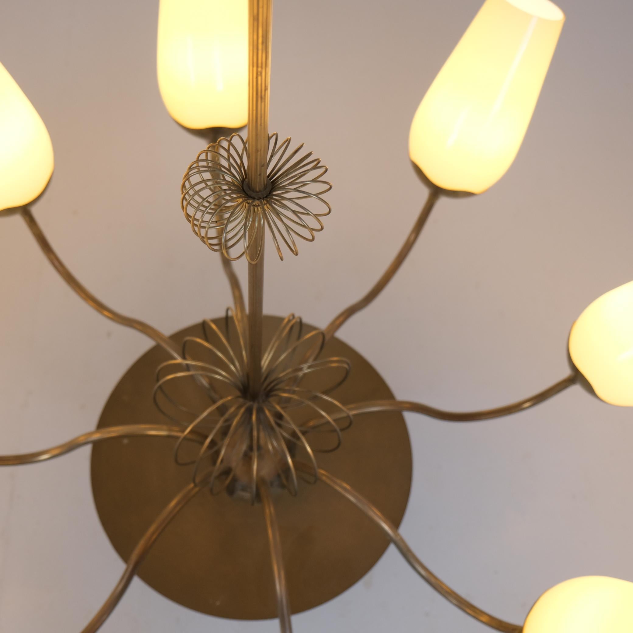 Paavo Tynell Coppia di lampadari su commissione, ottone e vetro, Taito Oy 1950s in vendita 6