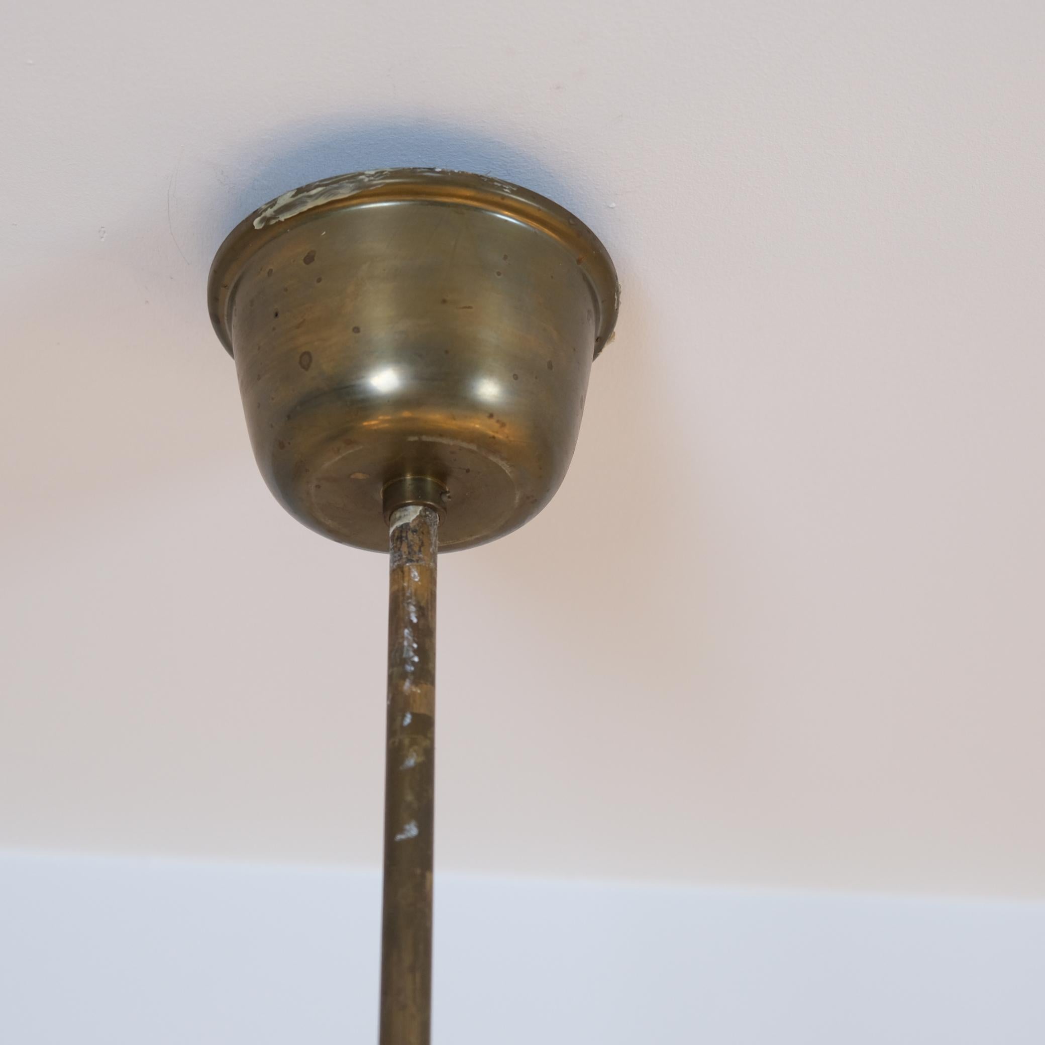 Paavo Tynell Coppia di lampadari su commissione, ottone e vetro, Taito Oy 1950s in vendita 7