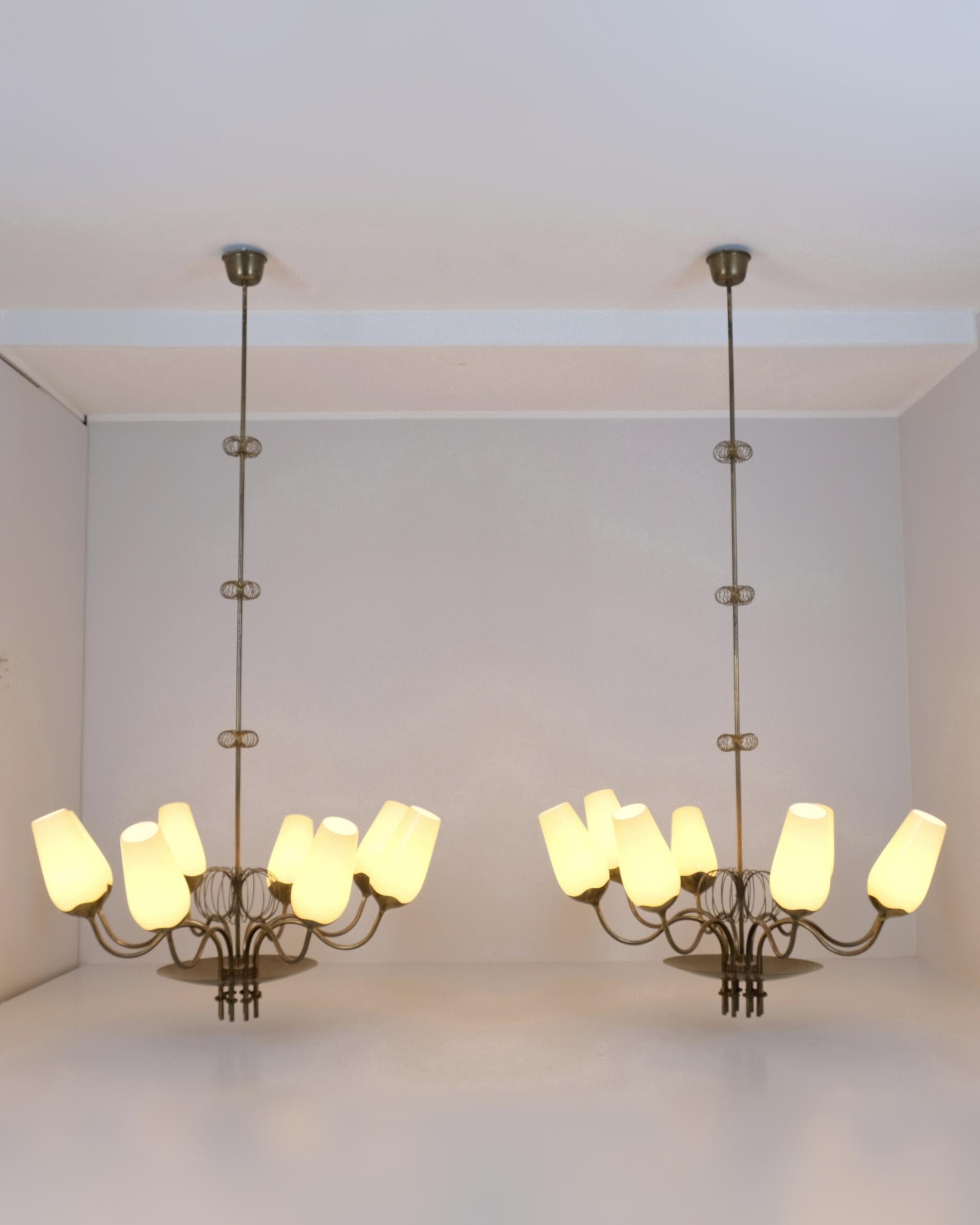 Mid-Century moderno Paavo Tynell Coppia di lampadari su commissione, ottone e vetro, Taito Oy 1950s in vendita