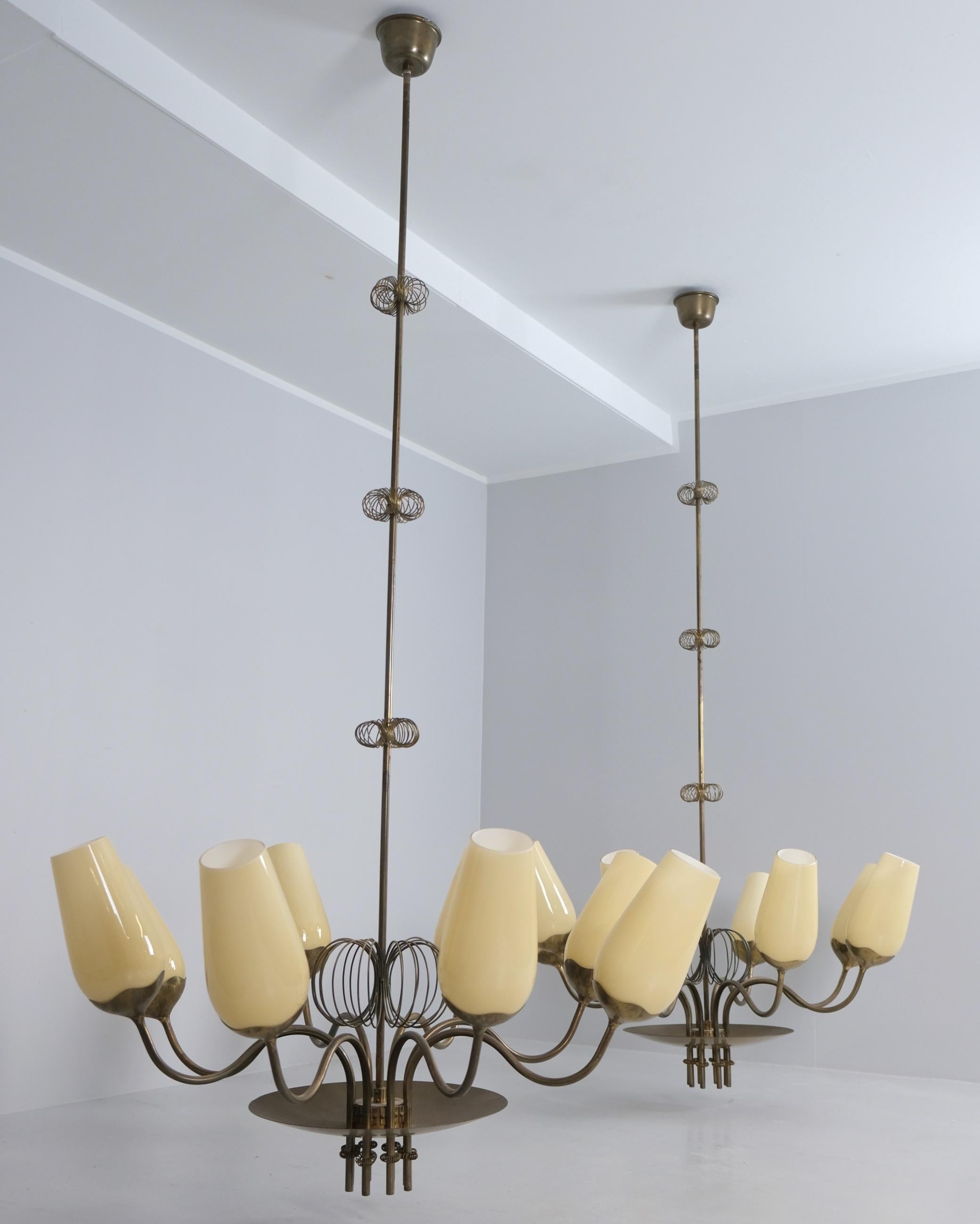 Finlandese Paavo Tynell Coppia di lampadari su commissione, ottone e vetro, Taito Oy 1950s in vendita