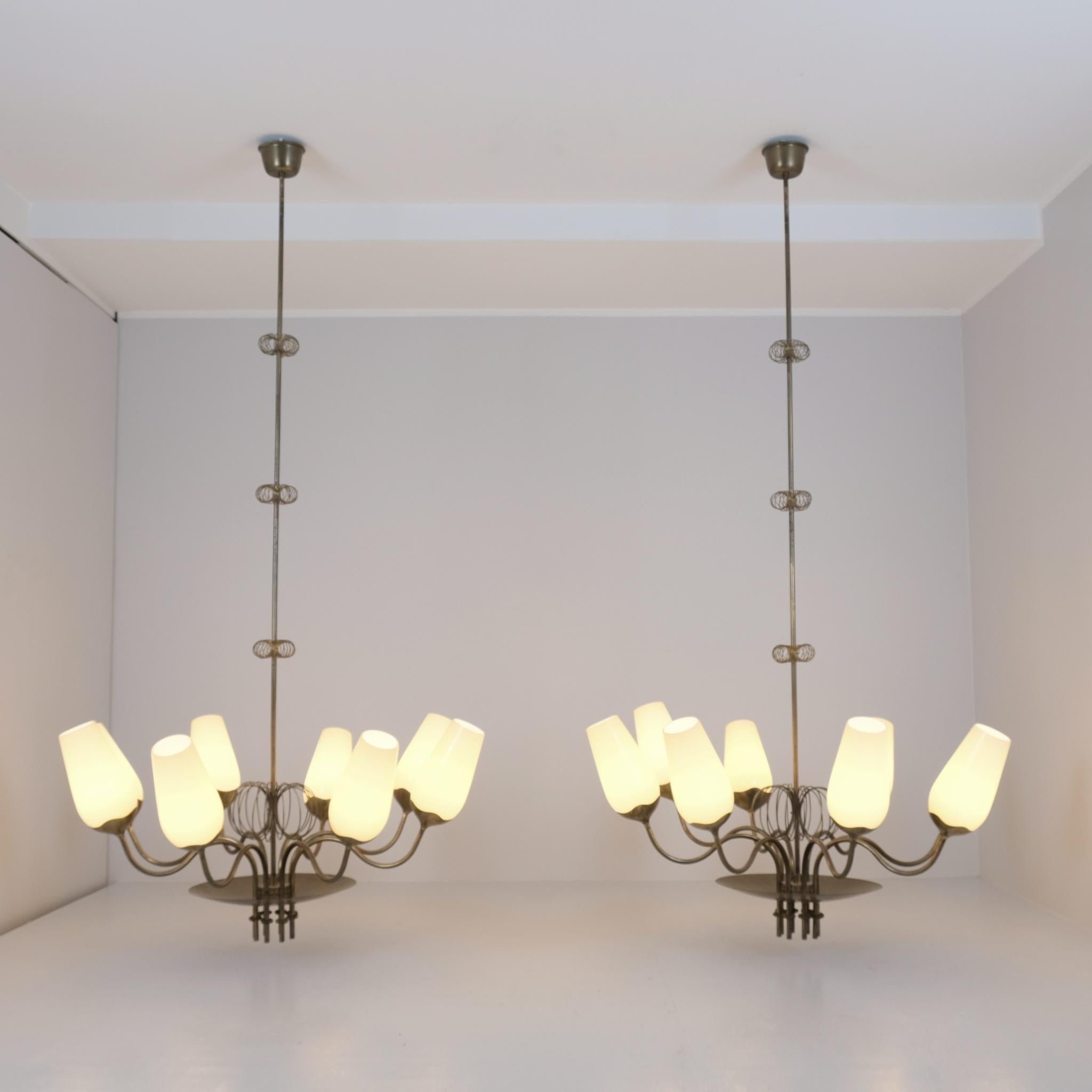 Paavo Tynell Coppia di lampadari su commissione, ottone e vetro, Taito Oy 1950s In condizioni buone in vendita a Helsinki, FI