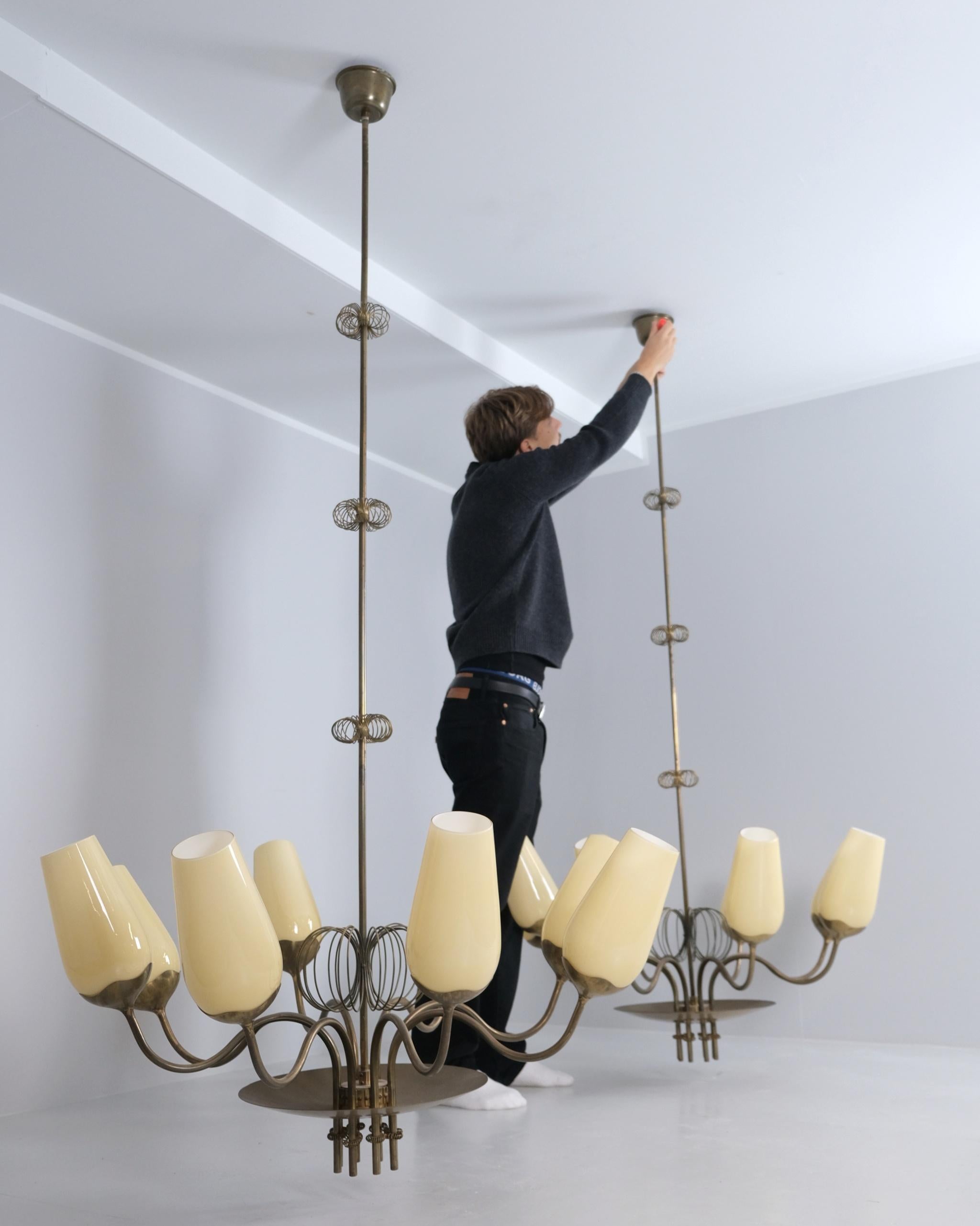 Metà XX secolo Paavo Tynell Coppia di lampadari su commissione, ottone e vetro, Taito Oy 1950s in vendita