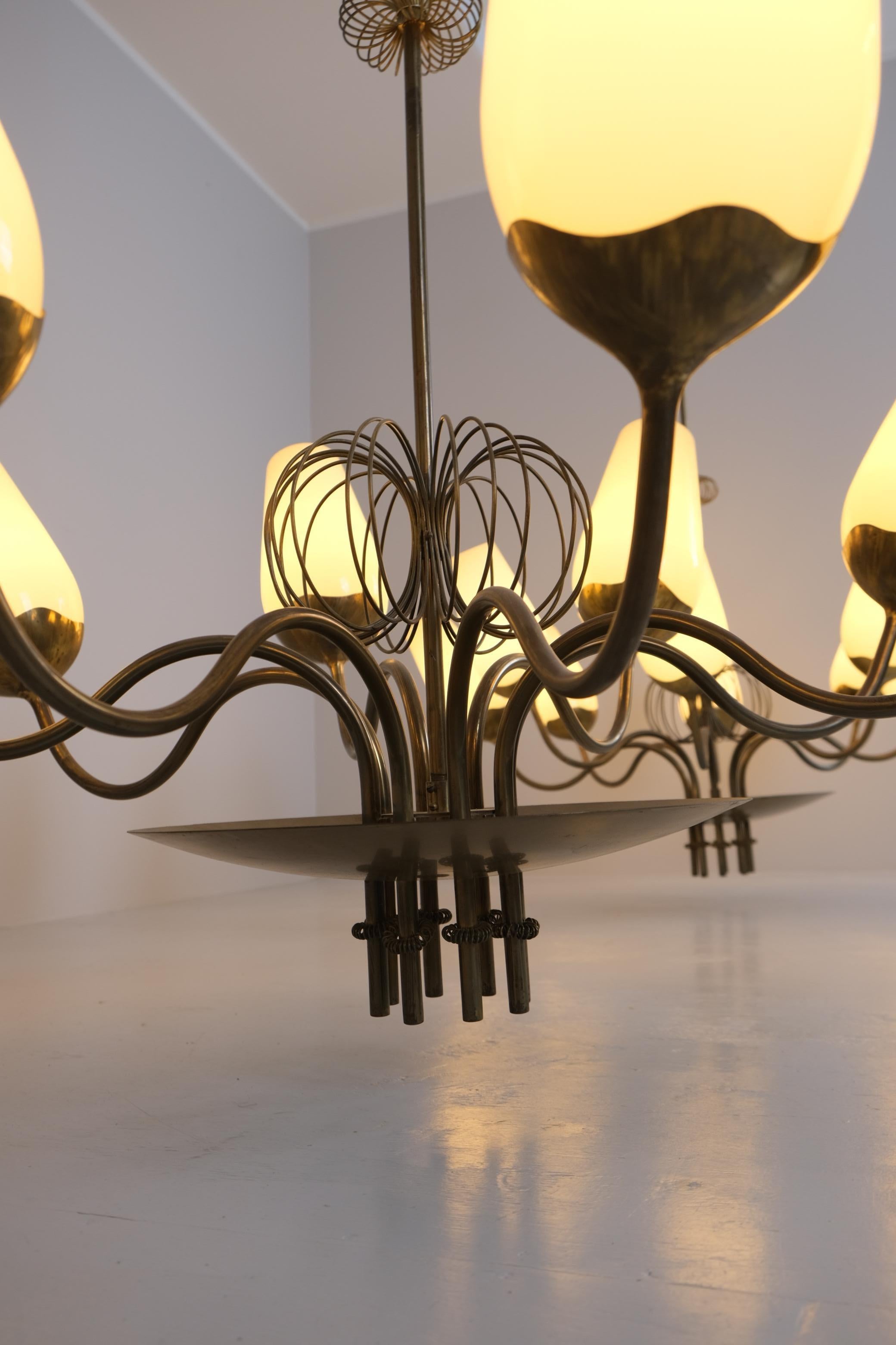 Ottone Paavo Tynell Coppia di lampadari su commissione, ottone e vetro, Taito Oy 1950s in vendita