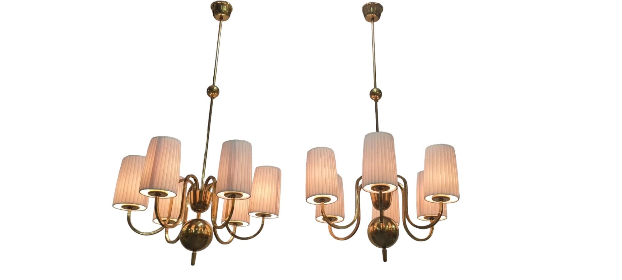 Una coppia di imponenti lampadari disegnati da Paavo Tynell e prodotti da Taito Oy in Finlandia negli anni Quaranta. Questi lampadari sono stati realizzati su ordinazione per il ristorante Workers' House dell'Associazione dei Lavoratori di Turku e