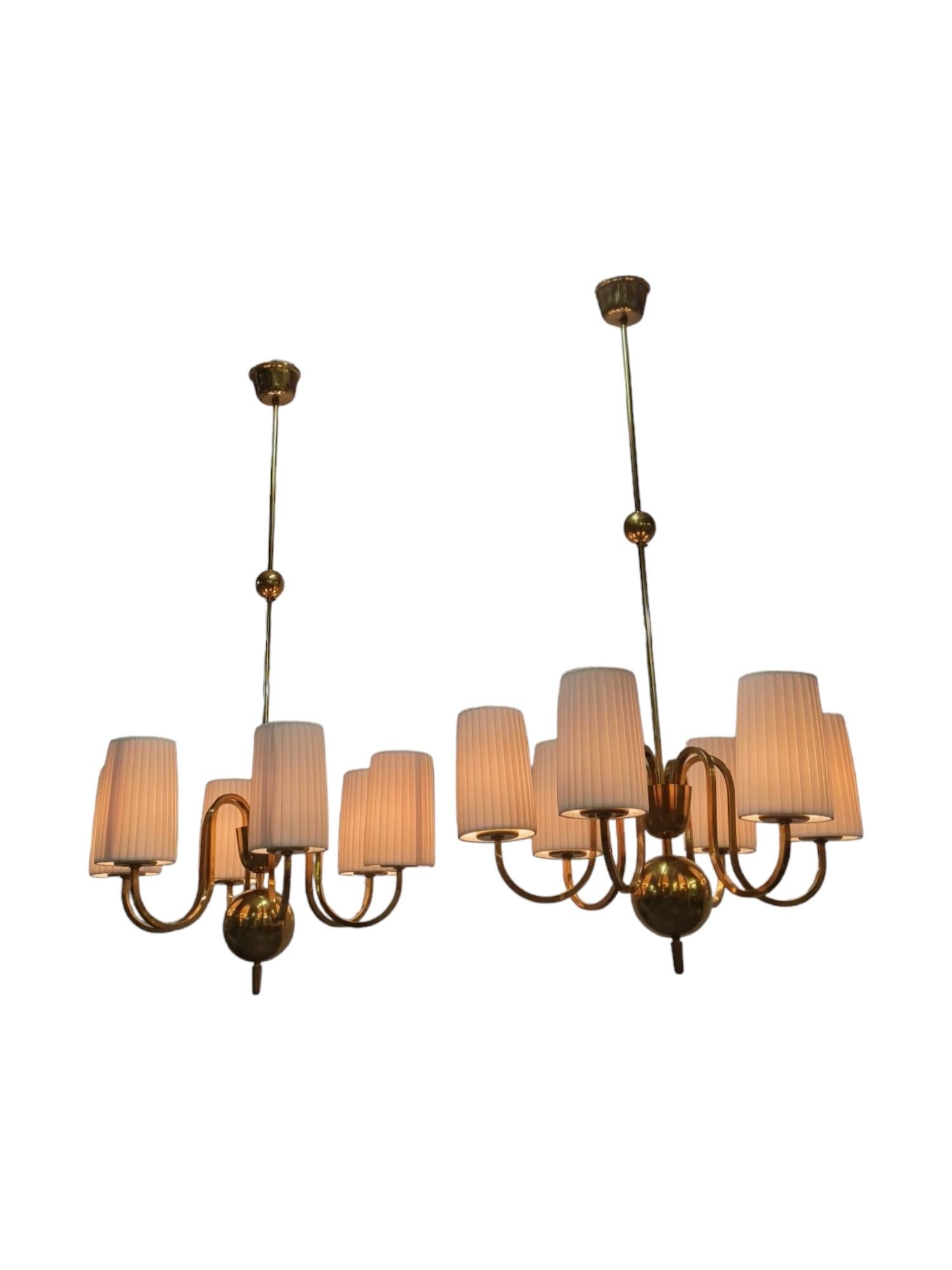 Scandinavo moderno Coppia di lampadari in ottone e tessuto su commissione di Paavo Tynell, Taito 1940 in vendita