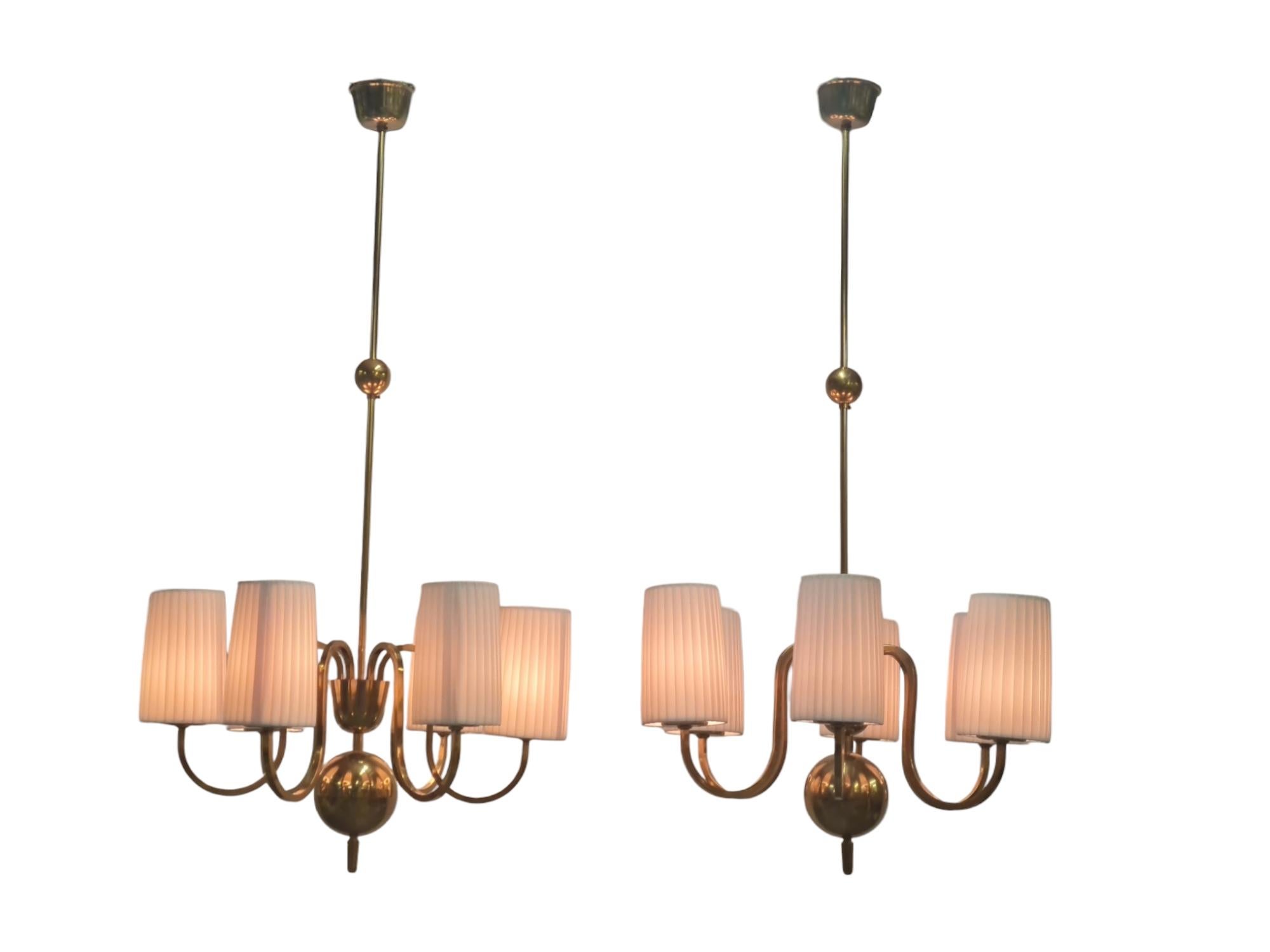 Coppia di lampadari in ottone e tessuto su commissione di Paavo Tynell, Taito 1940 In condizioni buone in vendita a Helsinki, FI