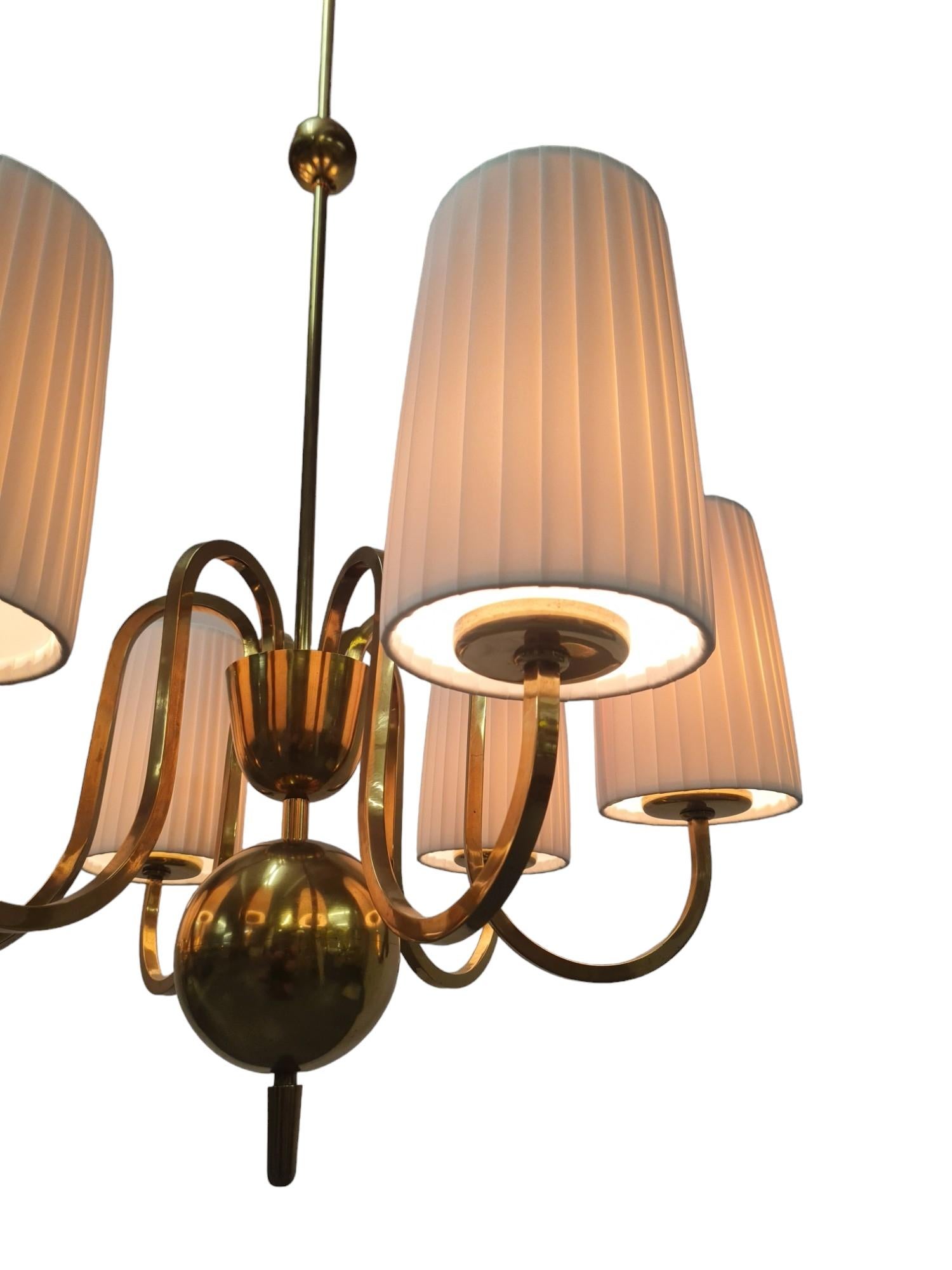 Ottone Coppia di lampadari in ottone e tessuto su commissione di Paavo Tynell, Taito 1940 in vendita