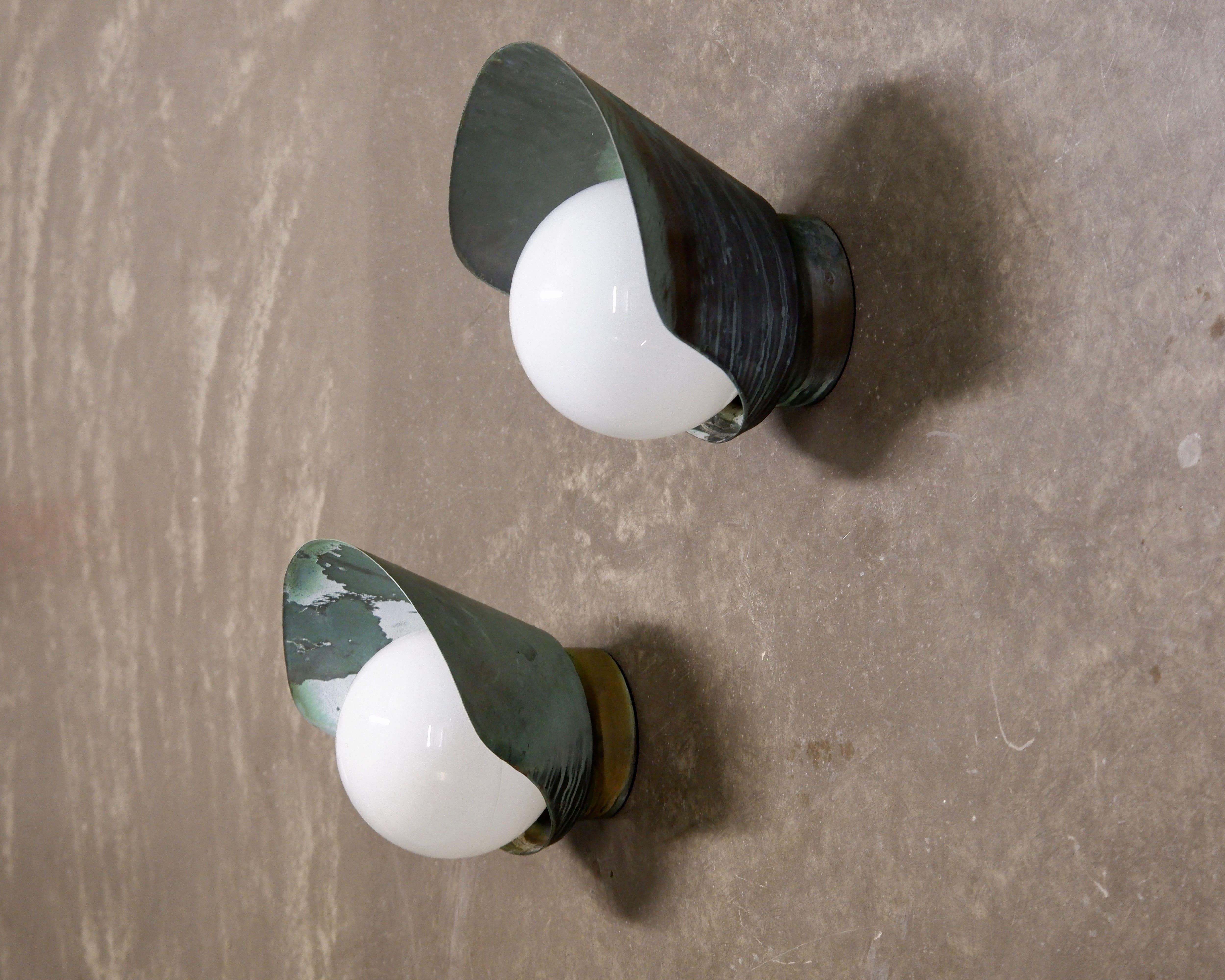 Scandinavo moderno Paavo Tynell, coppia di lampade da parete in rame, Model 7309, Taito Oy, circa 1940 in vendita