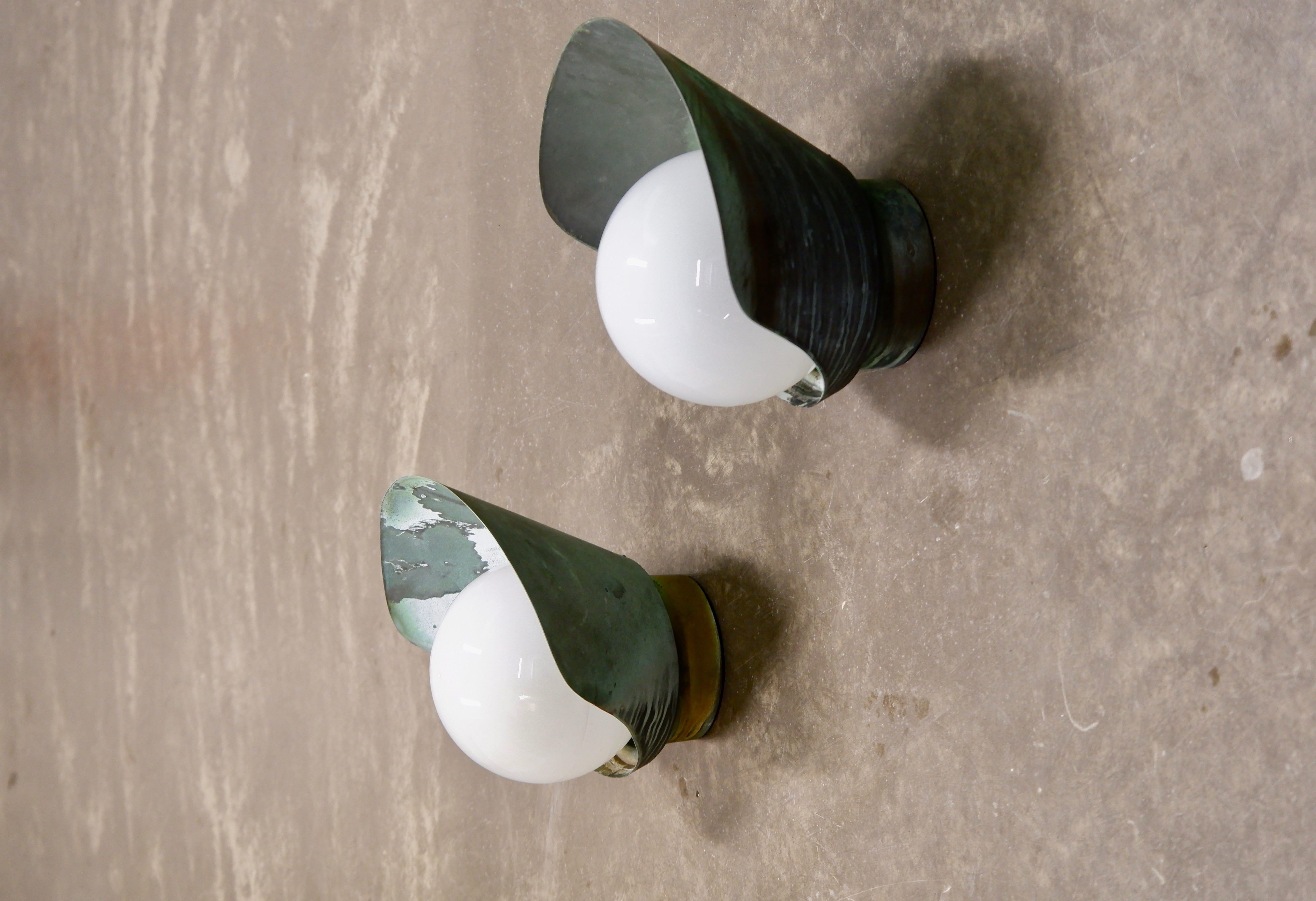 Finlandese Paavo Tynell, coppia di lampade da parete in rame, Model 7309, Taito Oy, circa 1940 in vendita