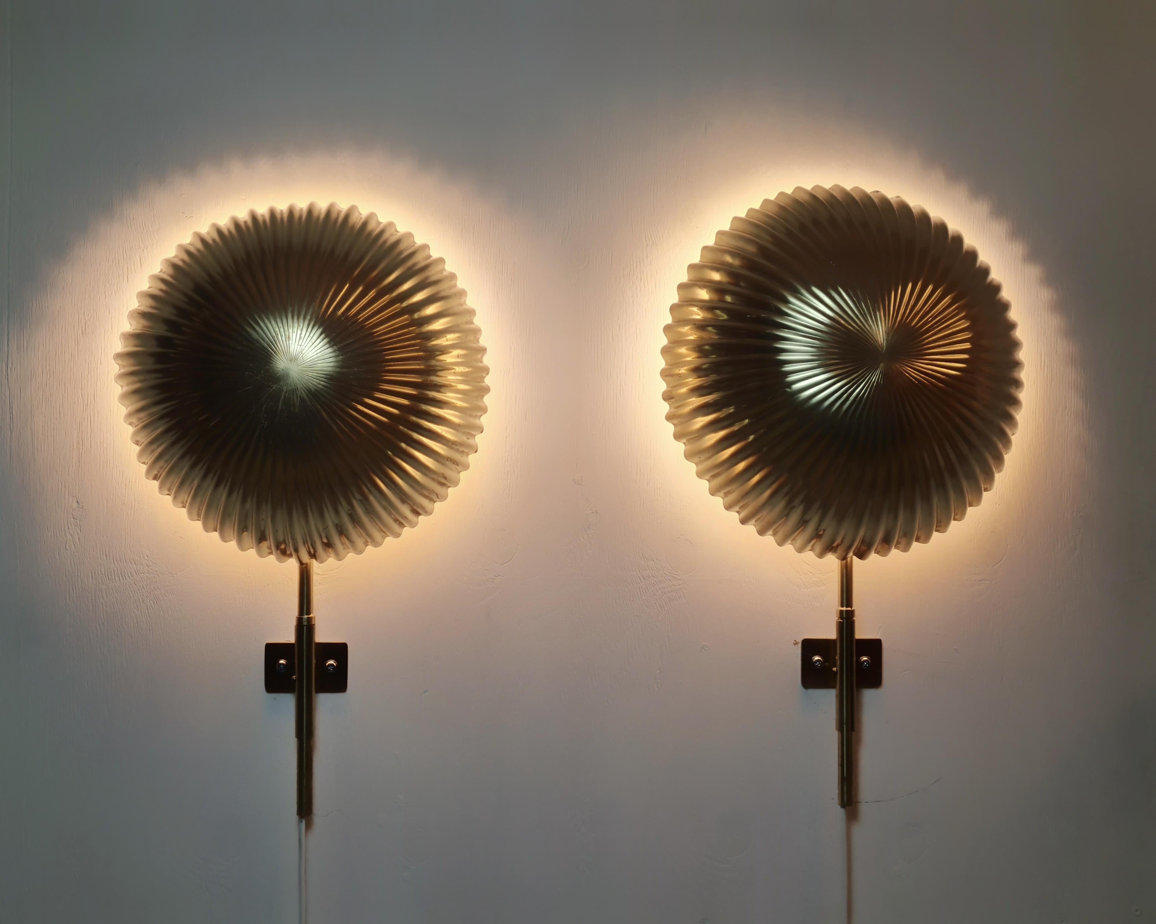 Paavo Tynell Pair of Large Seashell Wall Scones in Full Brass, Taito 1950s in vendita 9
