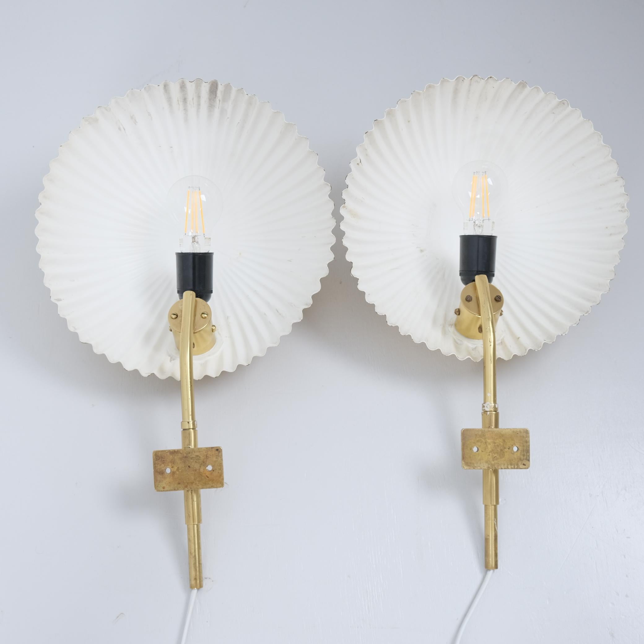 Paavo Tynell Pair of Large Seashell Wall Scones in Full Brass, Taito 1950s in vendita 8