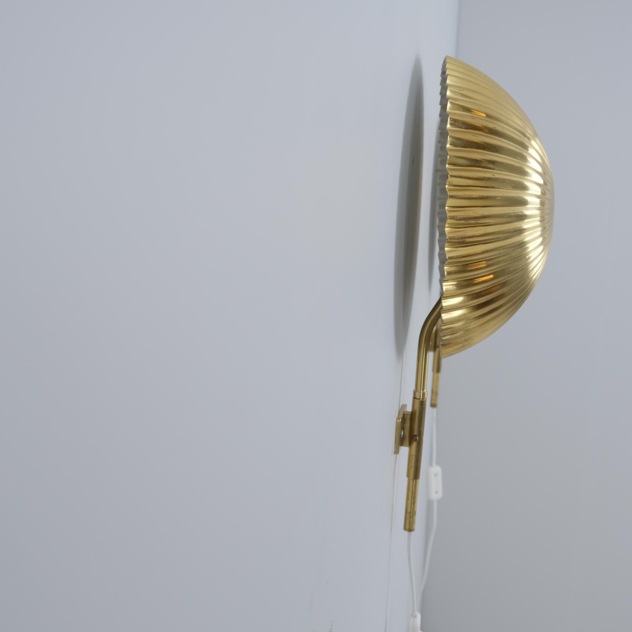 Paavo Tynell Pair of Large Seashell Wall Scones in Full Brass, Taito 1950s in vendita 4