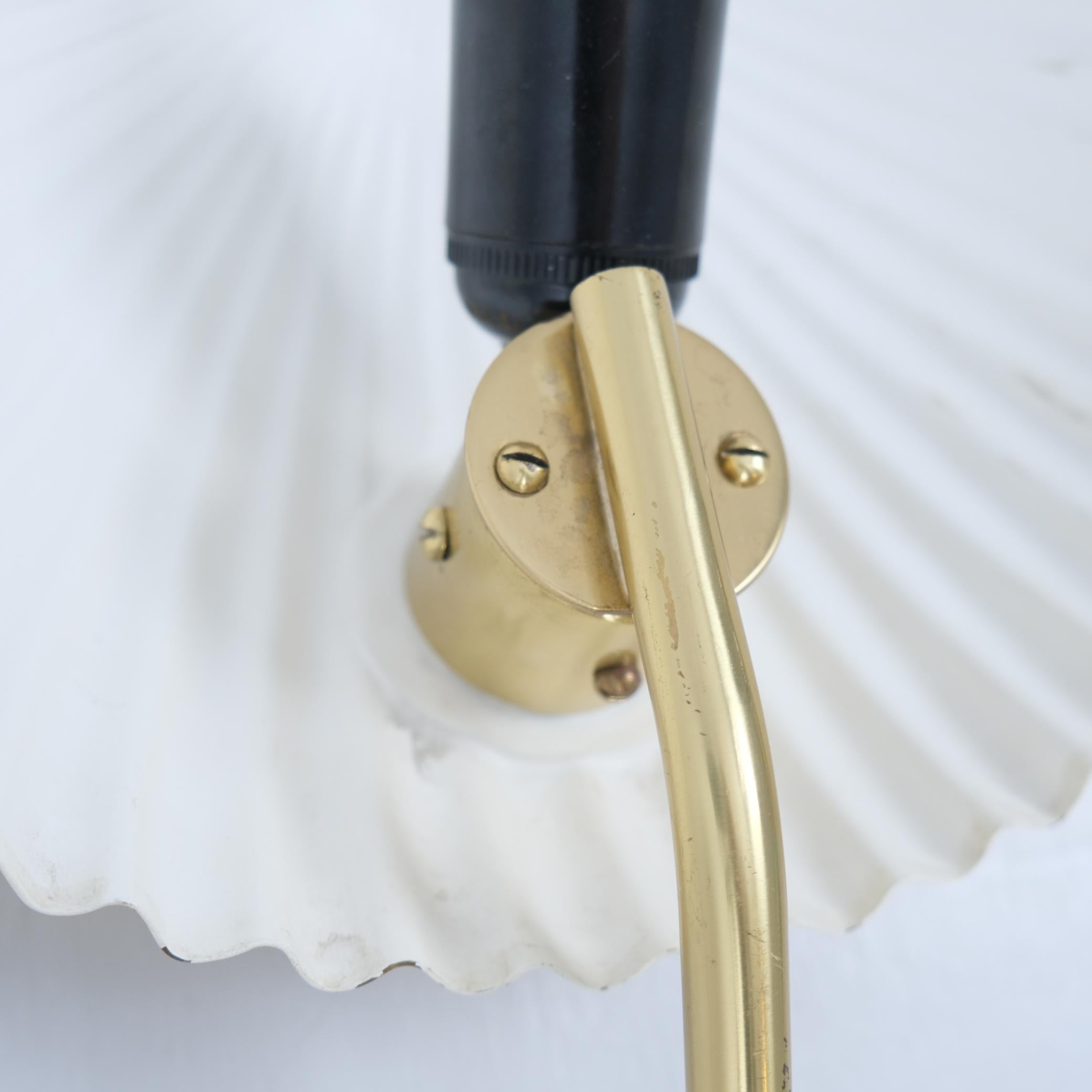 Paavo Tynell Pair of Large Seashell Wall Scones in Full Brass, Taito 1950s in vendita 10