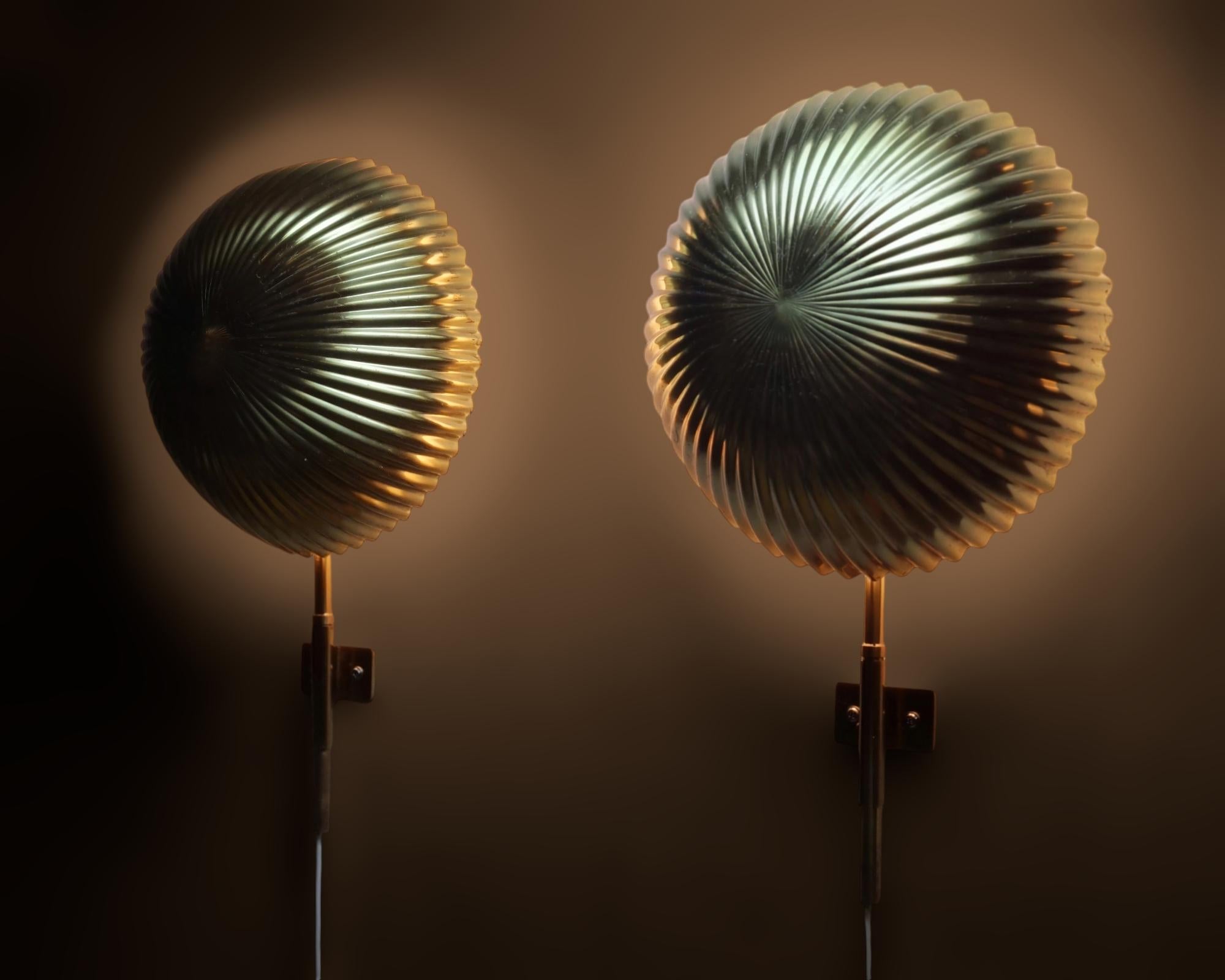 Finlandese Paavo Tynell Pair of Large Seashell Wall Scones in Full Brass, Taito 1950s in vendita