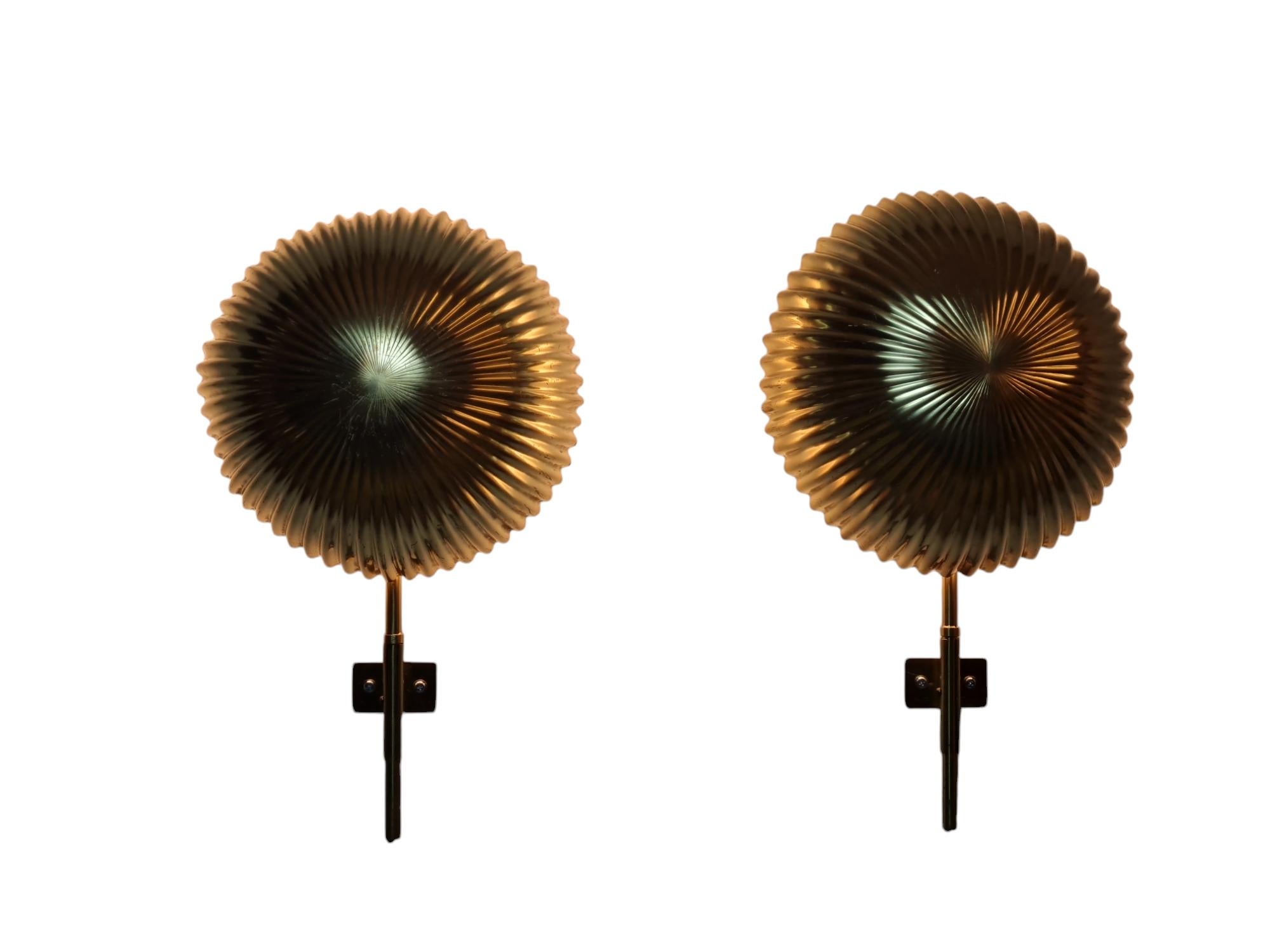 Paavo Tynell Pair of Large Seashell Wall Scones in Full Brass, Taito 1950s In condizioni buone in vendita a Helsinki, FI