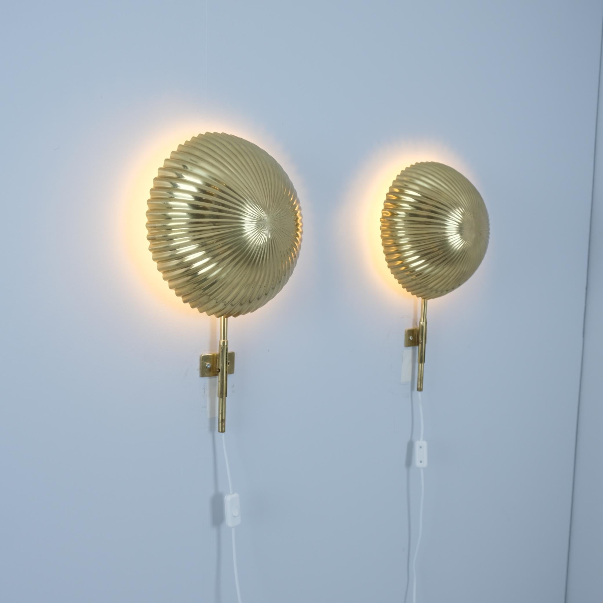 Mid-Century moderno Paavo Tynell Pair of Large Seashell Wall Scones in Full Brass, Taito 1950s in vendita