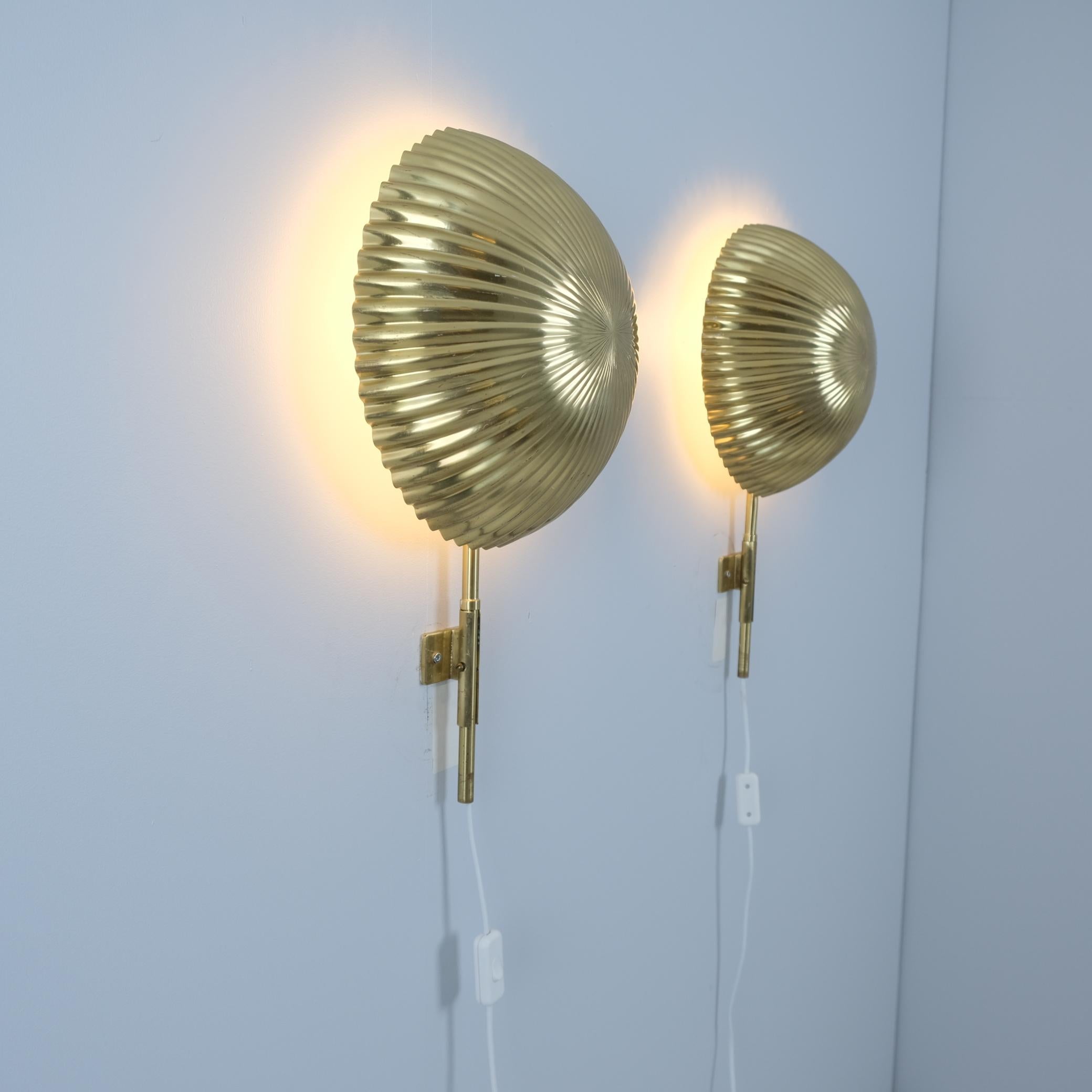 Finlandese Paavo Tynell Pair of Large Seashell Wall Scones in Full Brass, Taito 1950s in vendita
