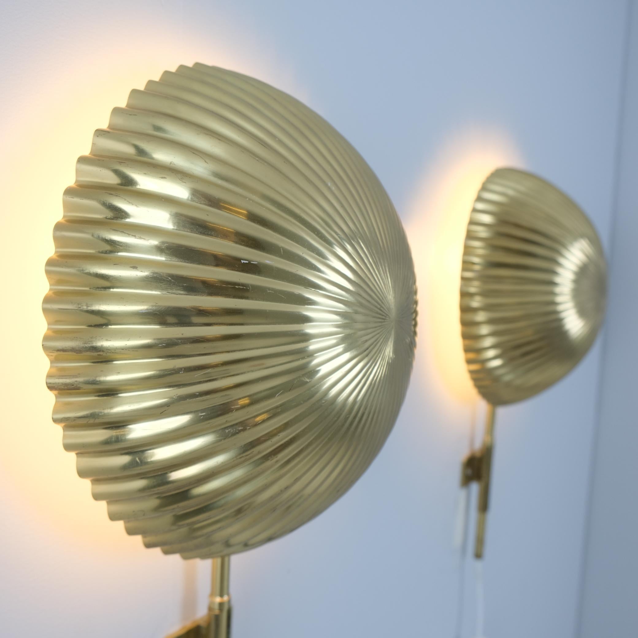 Paavo Tynell Pair of Large Seashell Wall Scones in Full Brass, Taito 1950s In condizioni buone in vendita a Helsinki, FI