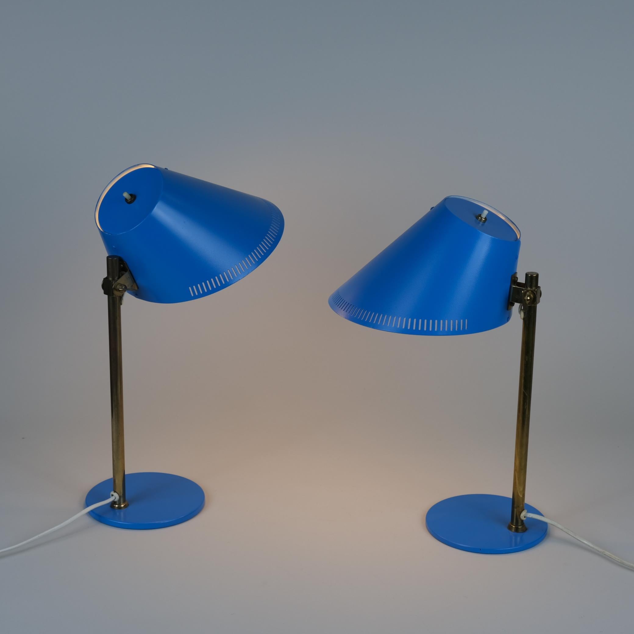 Un exemple exquis d'un beau design classique avec des caractéristiques qui le rendent adapté à un large éventail d'espaces, en particulier les bureaux, les bureaux à domicile ou les tables de lecture et de travail. Les deux pièces sont estampillées,