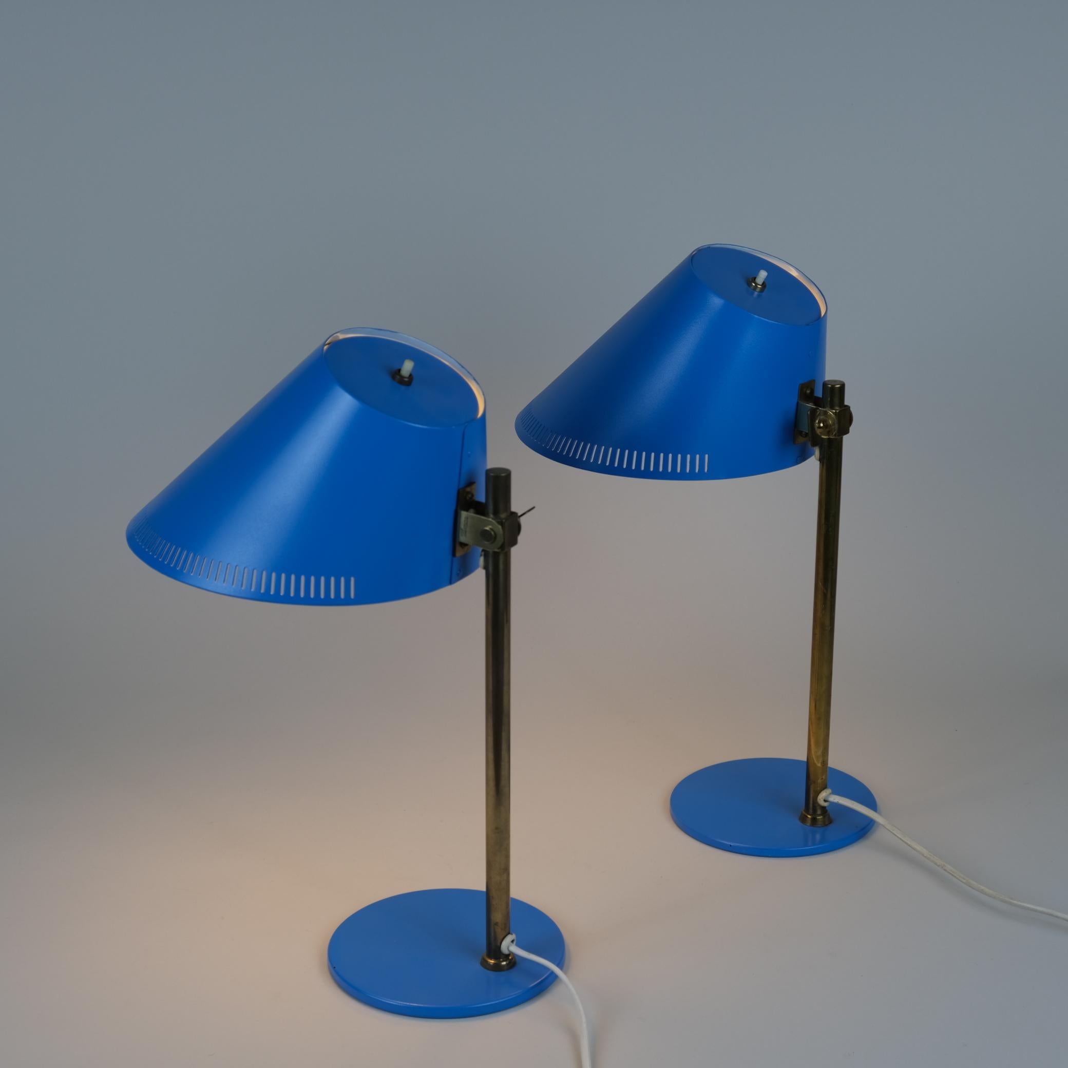 Paavo Tynell Paire de lampes de table modèle 9227 en laiton et bleu, Idman années 1950 en vente 3