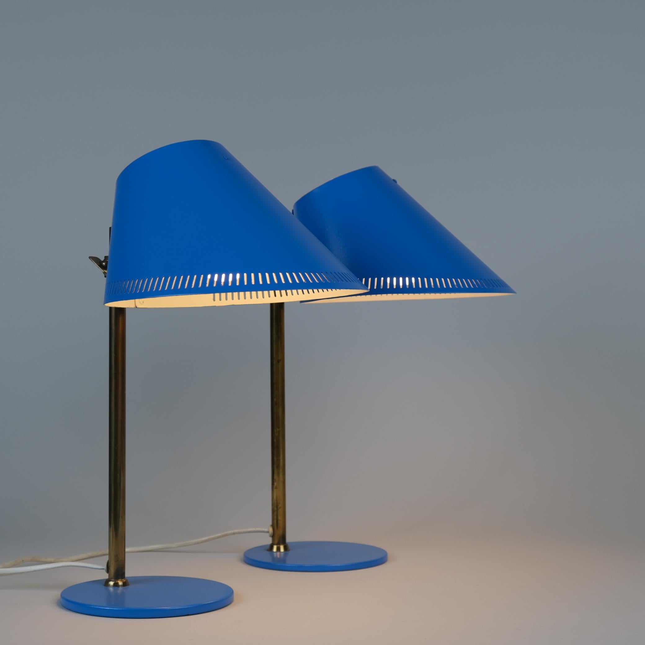 Scandinave moderne Paavo Tynell Paire de lampes de table modèle 9227 en laiton et bleu, Idman années 1950 en vente