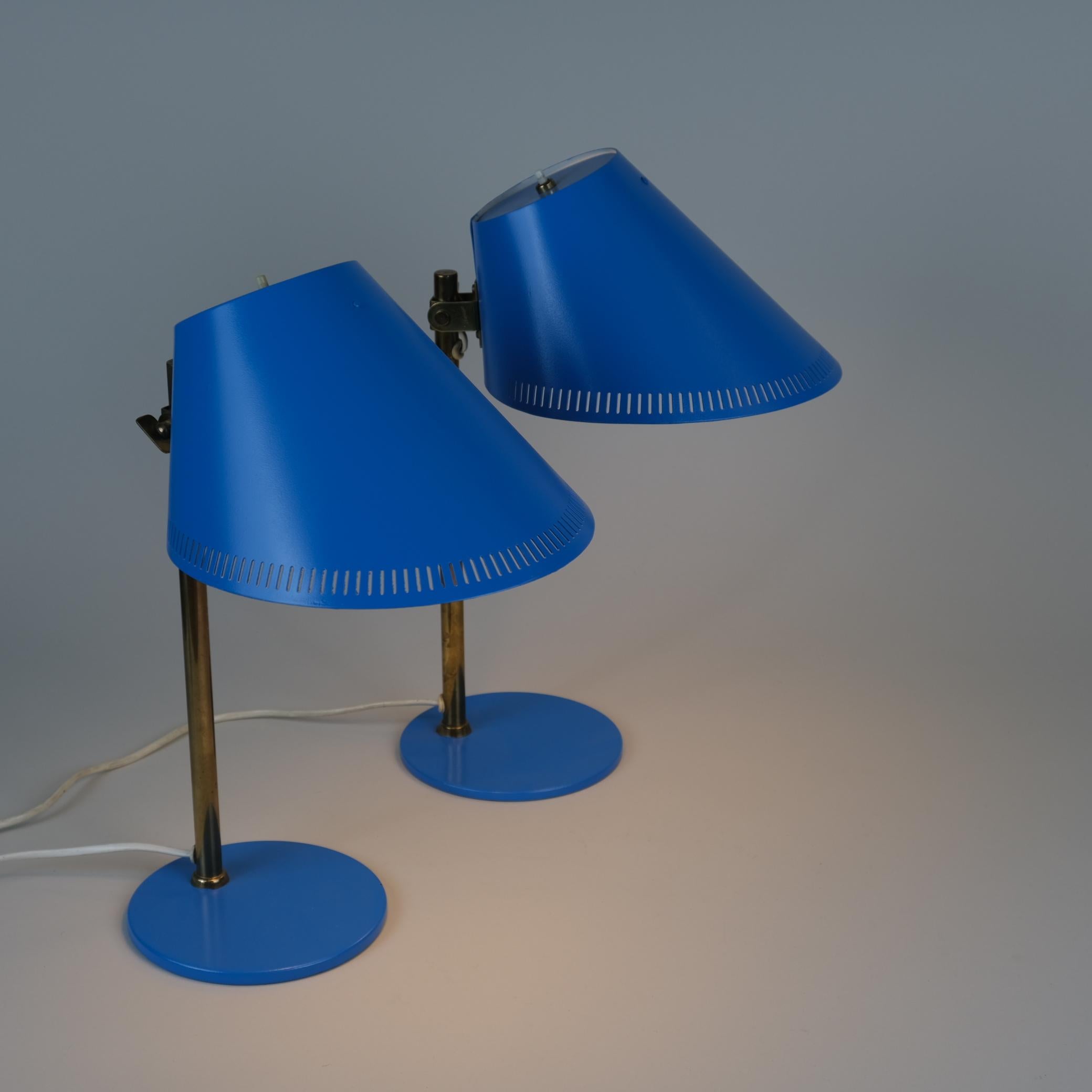 Finlandais Paavo Tynell Paire de lampes de table modèle 9227 en laiton et bleu, Idman années 1950 en vente