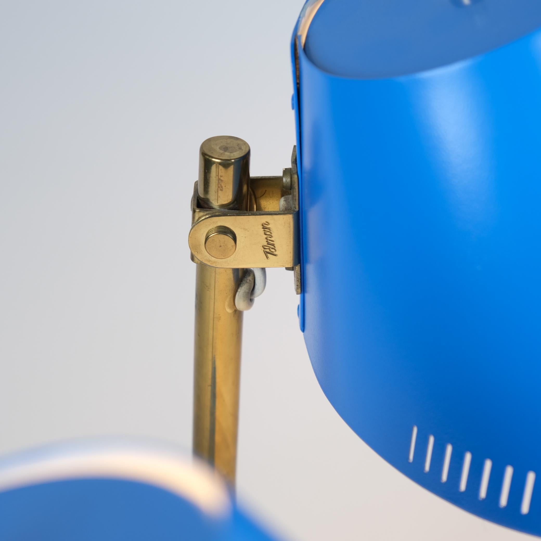 Paavo Tynell Paire de lampes de table modèle 9227 en laiton et bleu, Idman années 1950 Bon état - En vente à Helsinki, FI