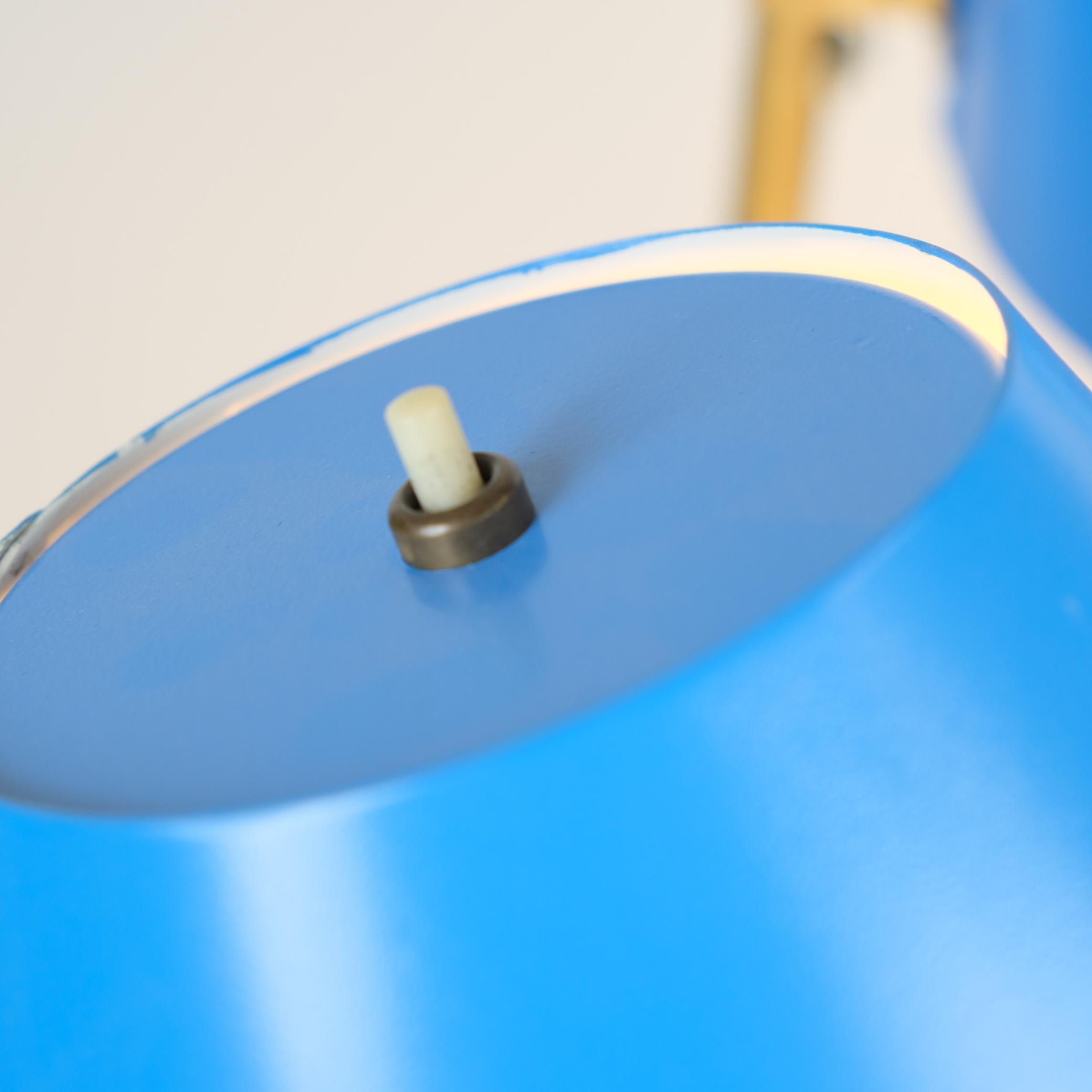 Milieu du XXe siècle Paavo Tynell Paire de lampes de table modèle 9227 en laiton et bleu, Idman années 1950 en vente
