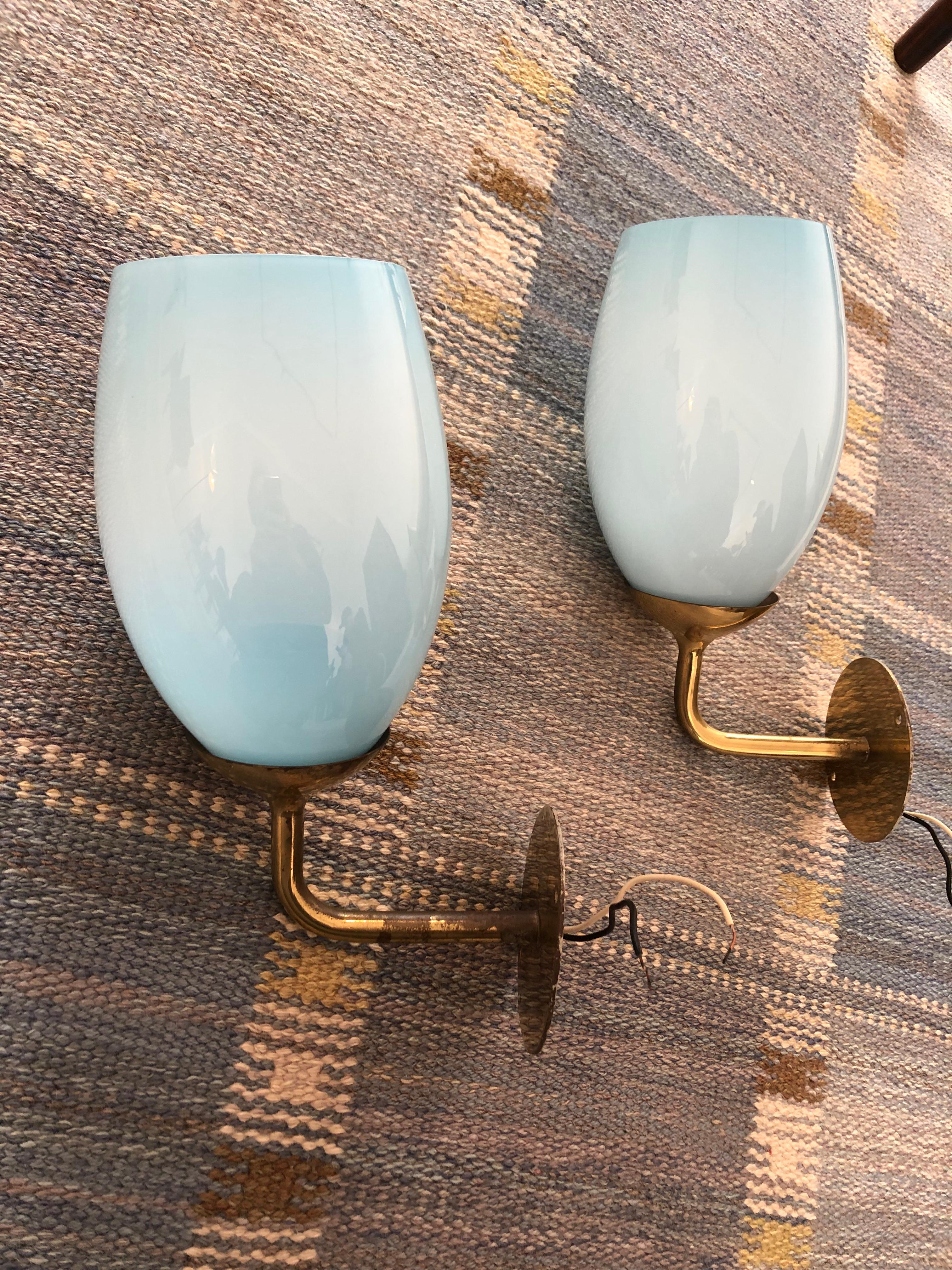 Scandinavian Modern Paavo Tynell Pair of Wall Lights in brass and blue glass, 1940s For Sale