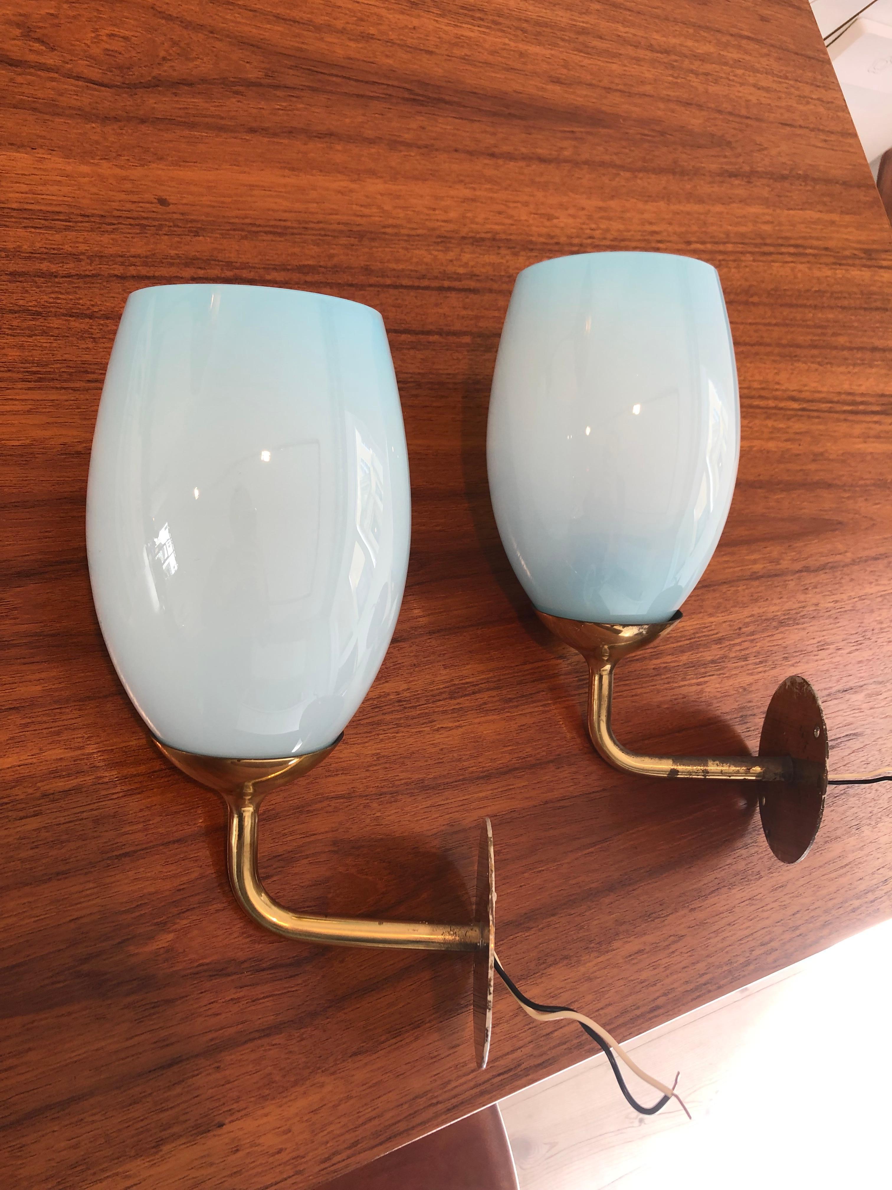 Paavo Tynell Pair of Wall Lights in brass and blue glass, 1940s In Excellent Condition For Sale In Copenhagen, DK