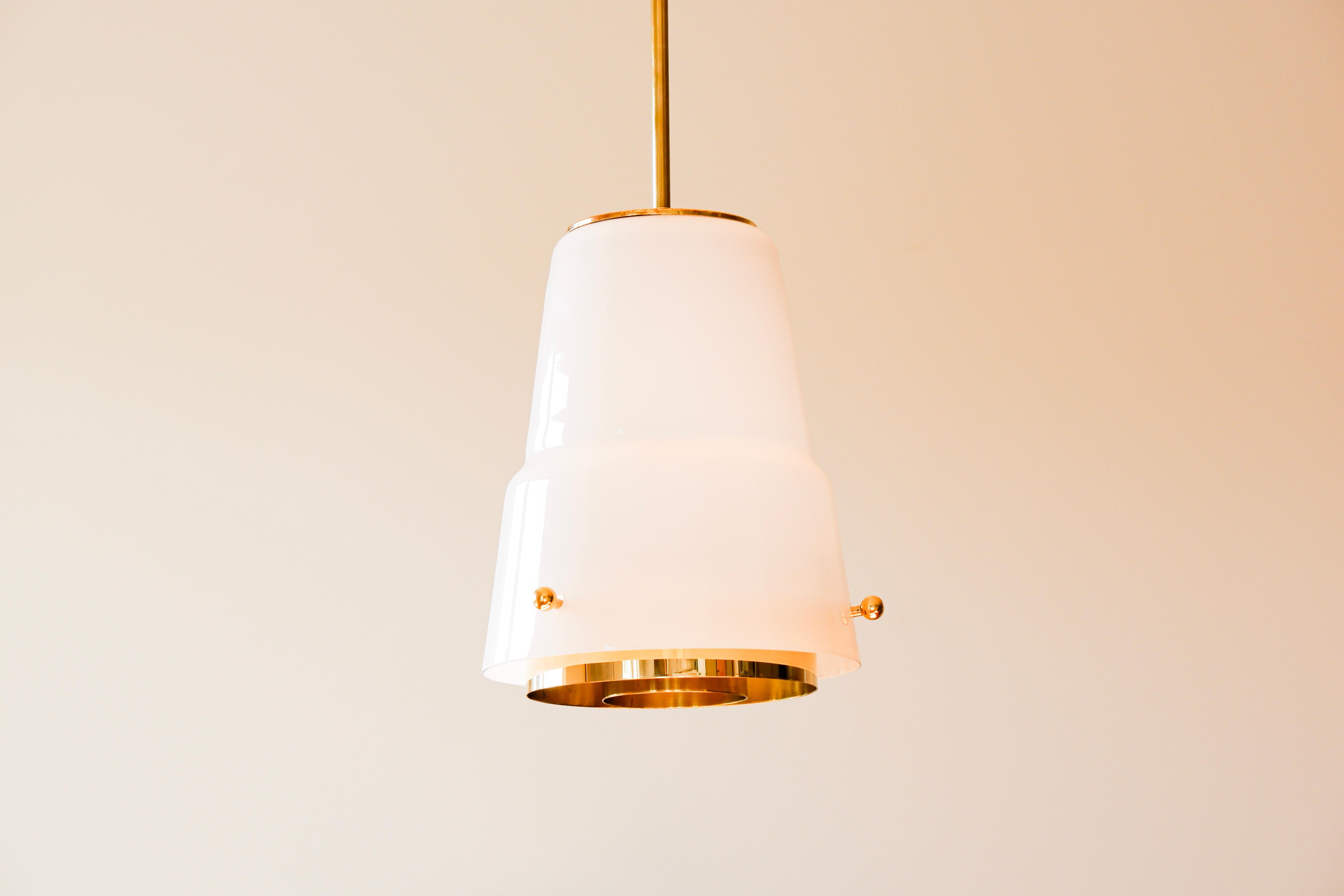 Pendentif Paavo Tynell en verre opale et laiton, circa 1950, Idman. en vente 3