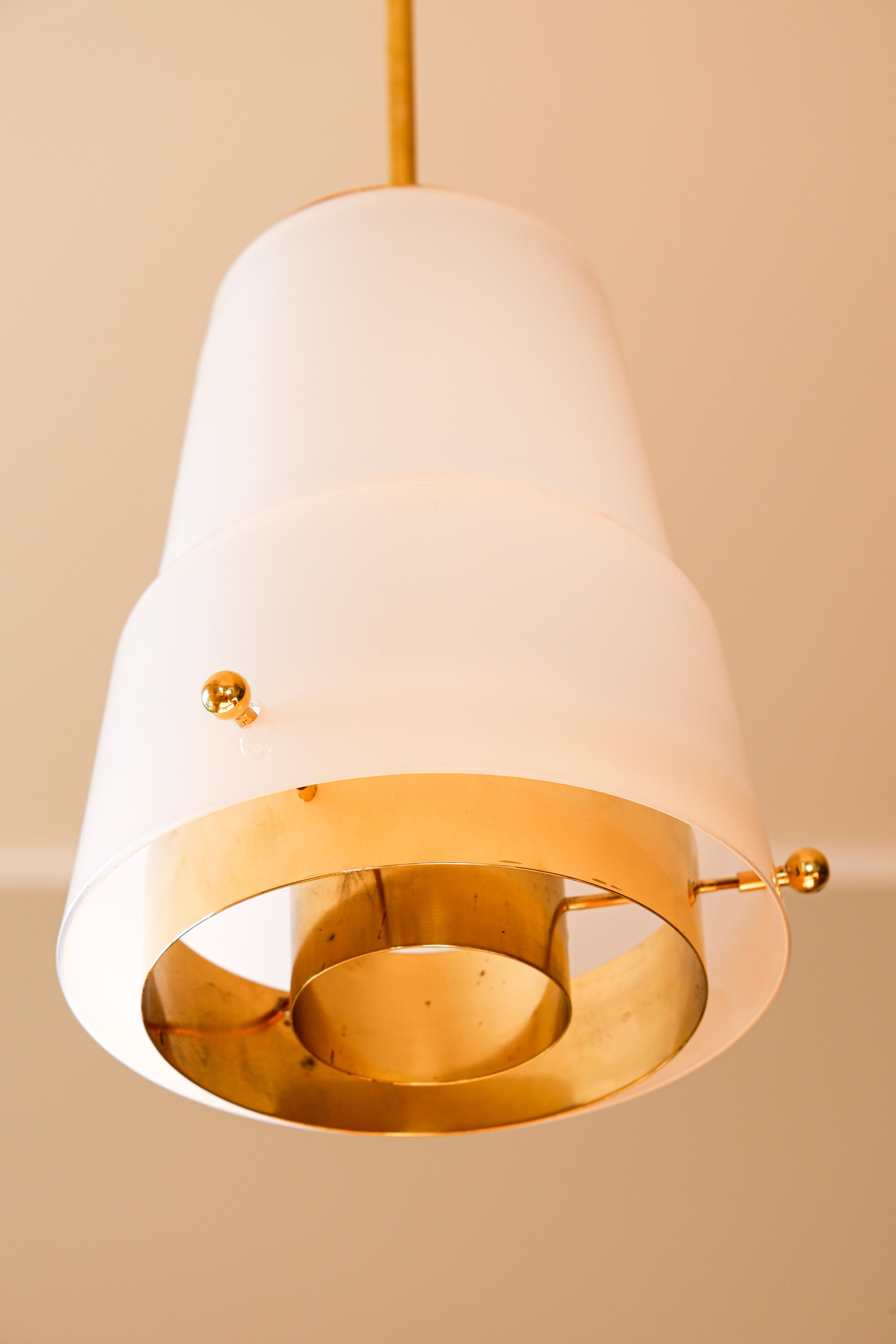 Pendentif Paavo Tynell en verre opale et laiton, circa 1950, Idman. en vente 4